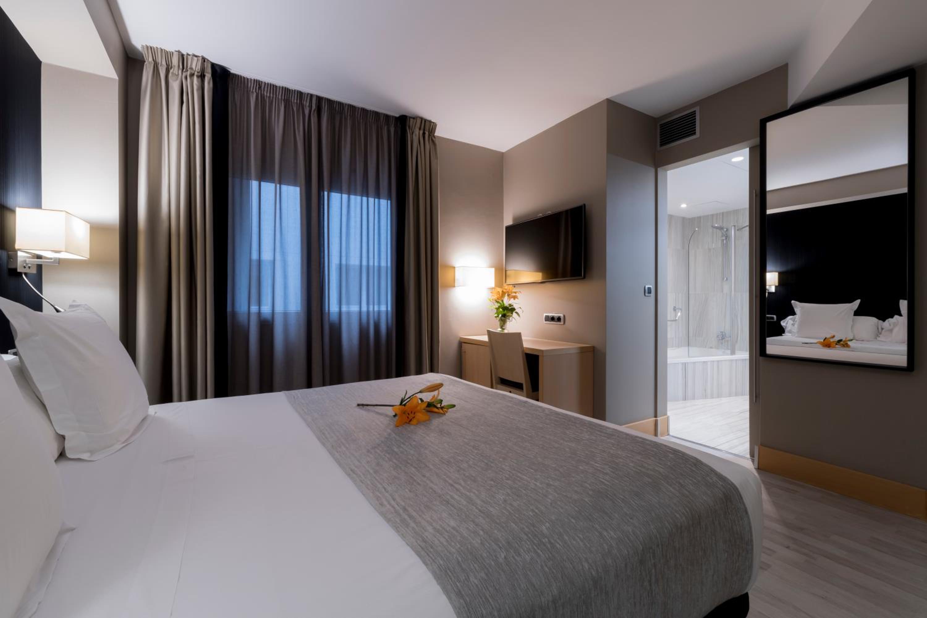 Double or Twin Room - Photo 12