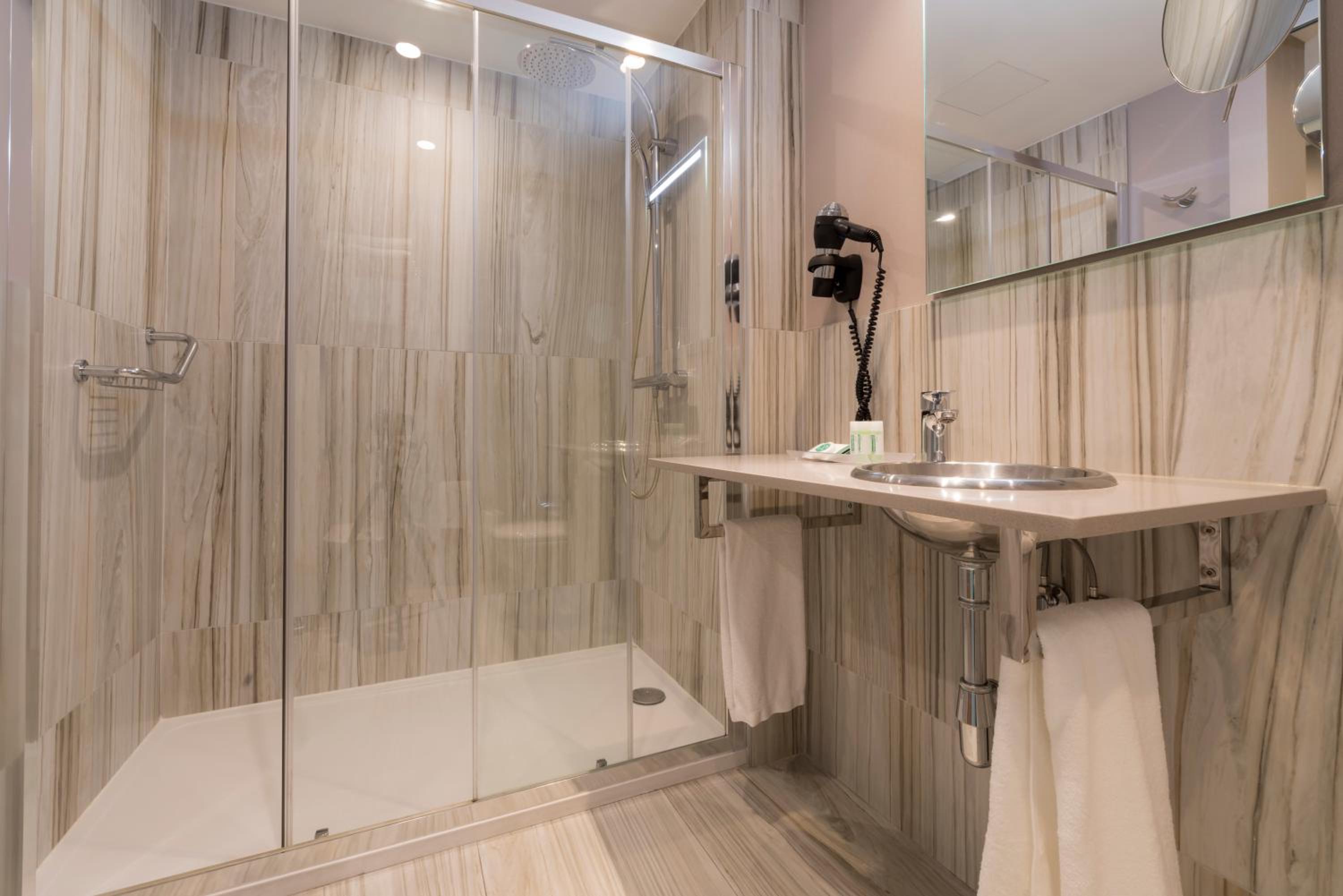 Double or Twin Room - Photo 17