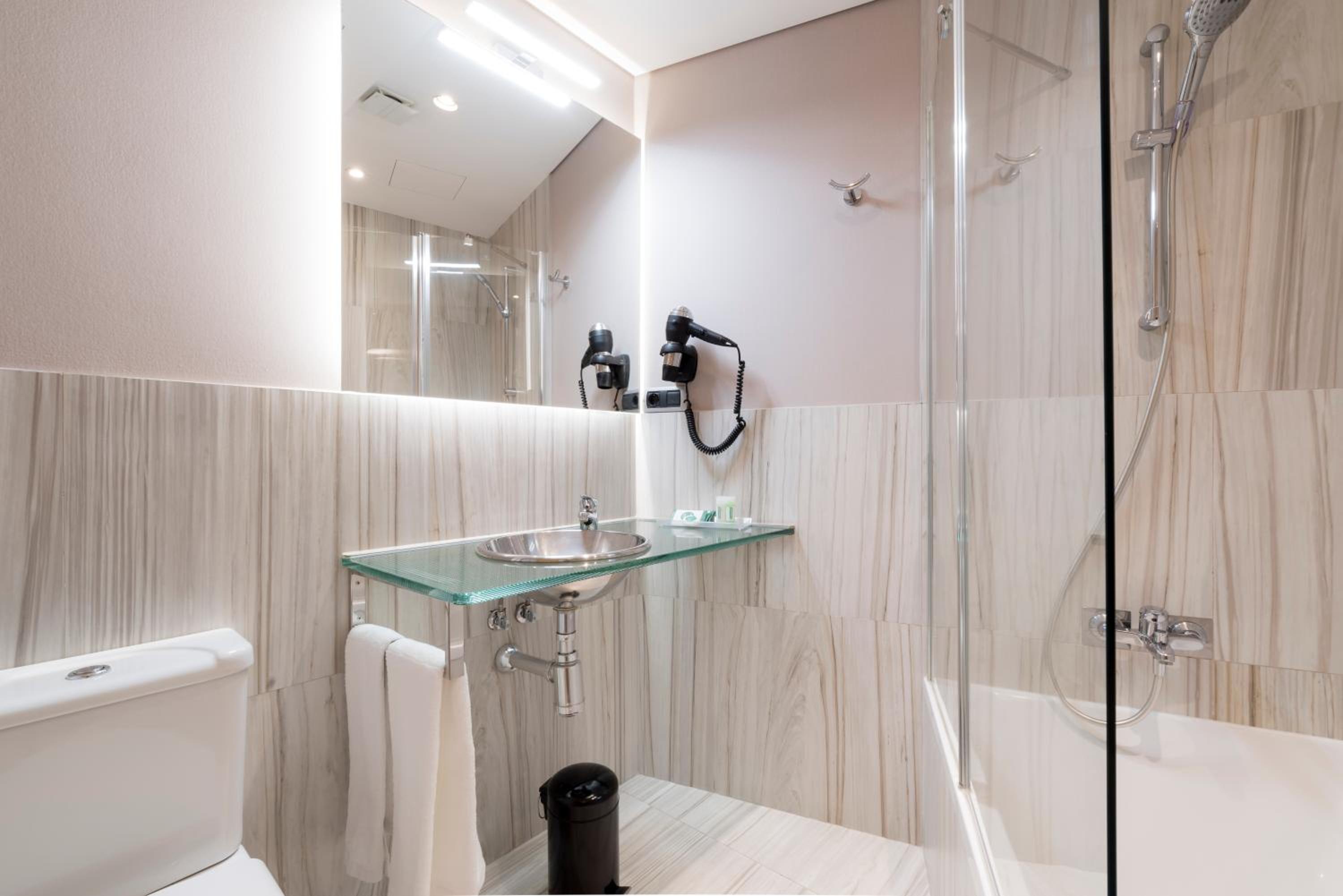 Double or Twin Room - Photo 16