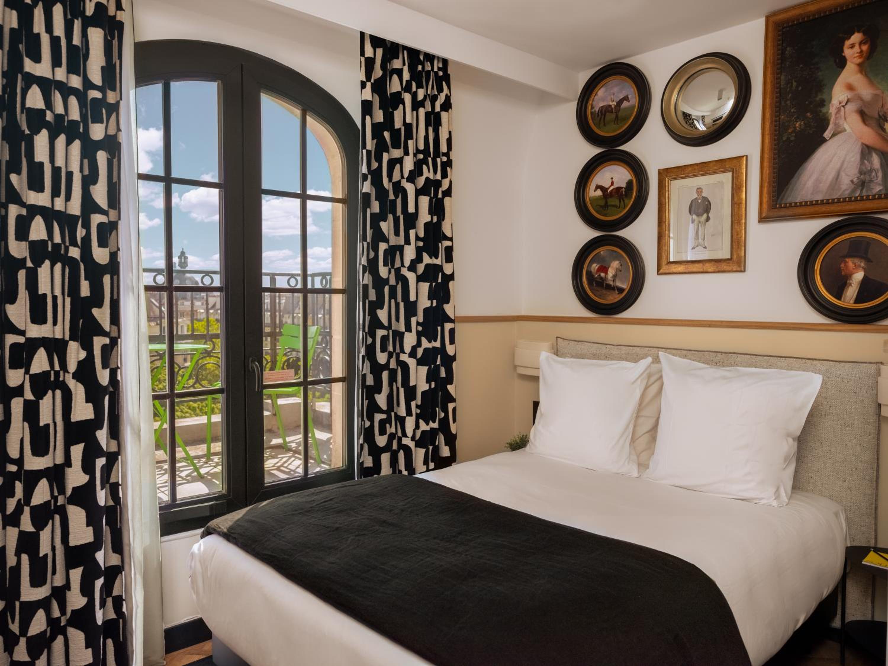 Cozy Room with Balcony Paris View