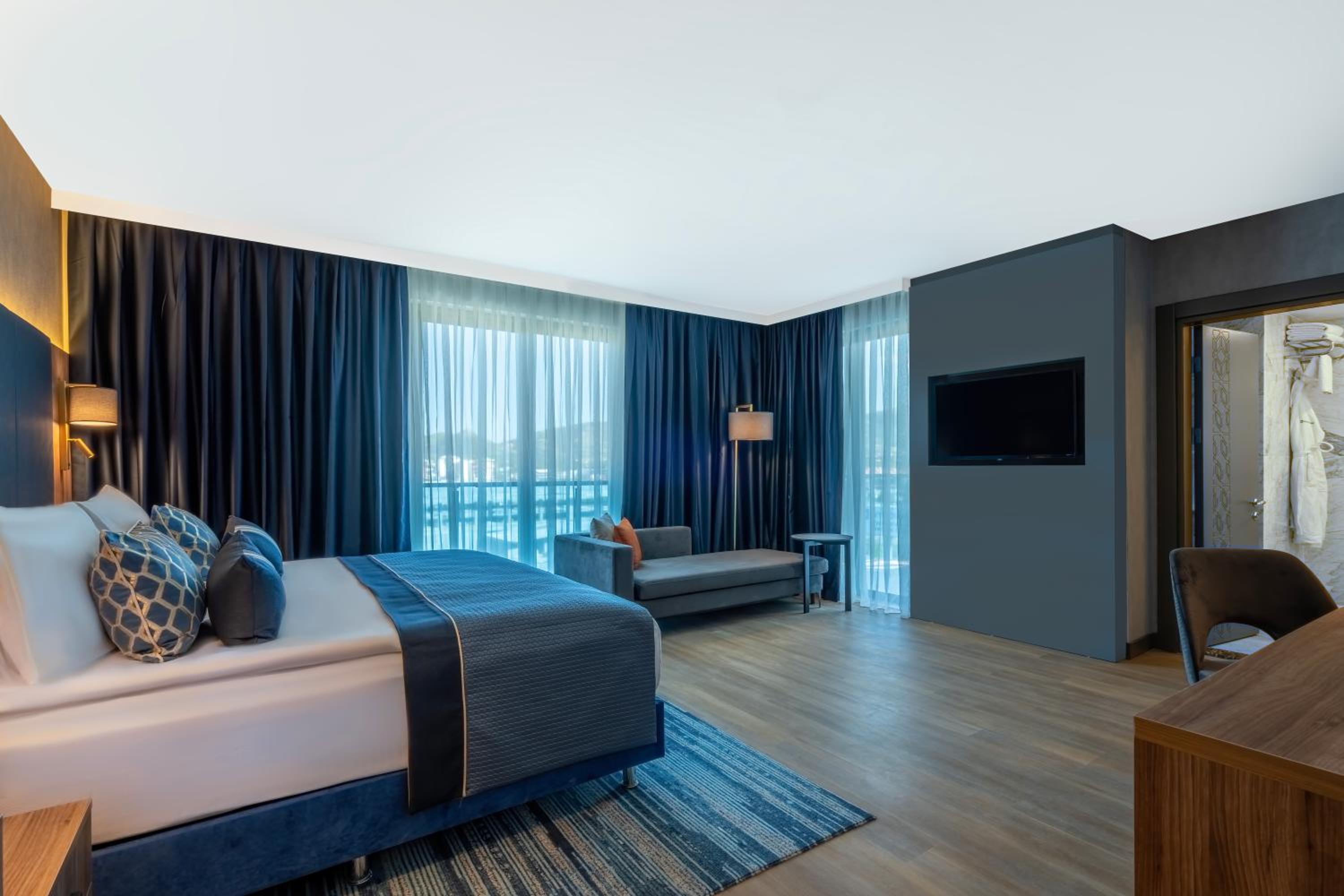 Executive Suite - Photo 4