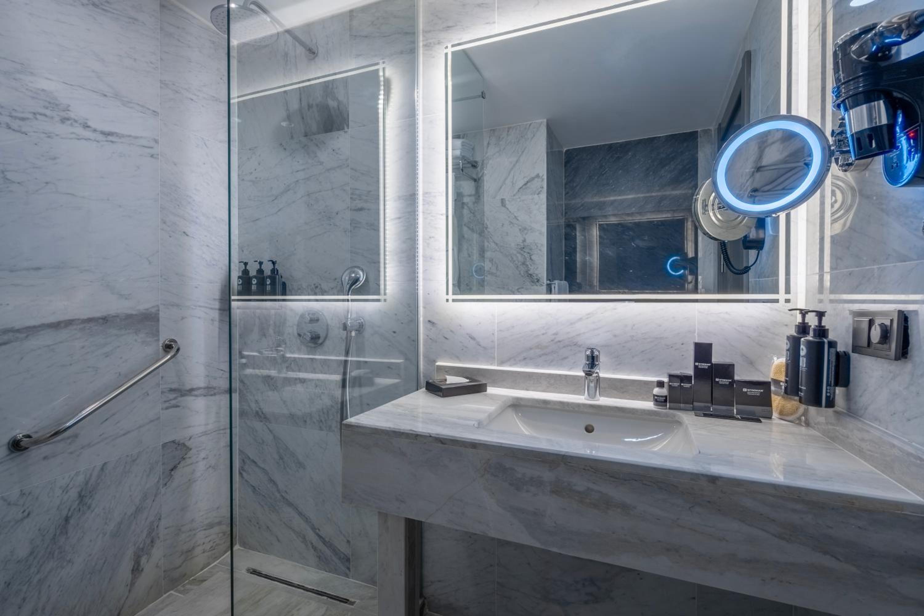 Executive Suite - Photo 3