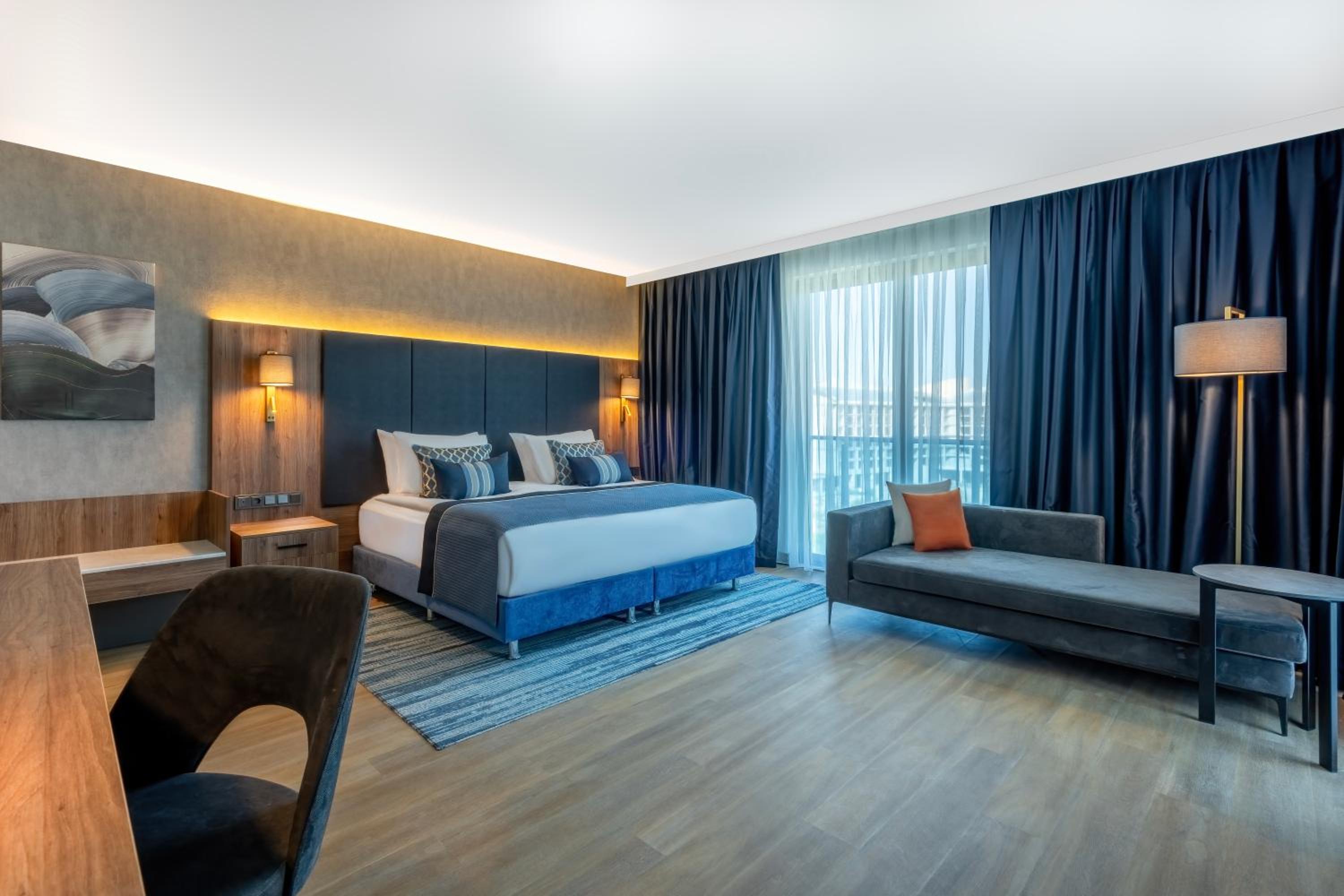 Executive Suite - Photo 2