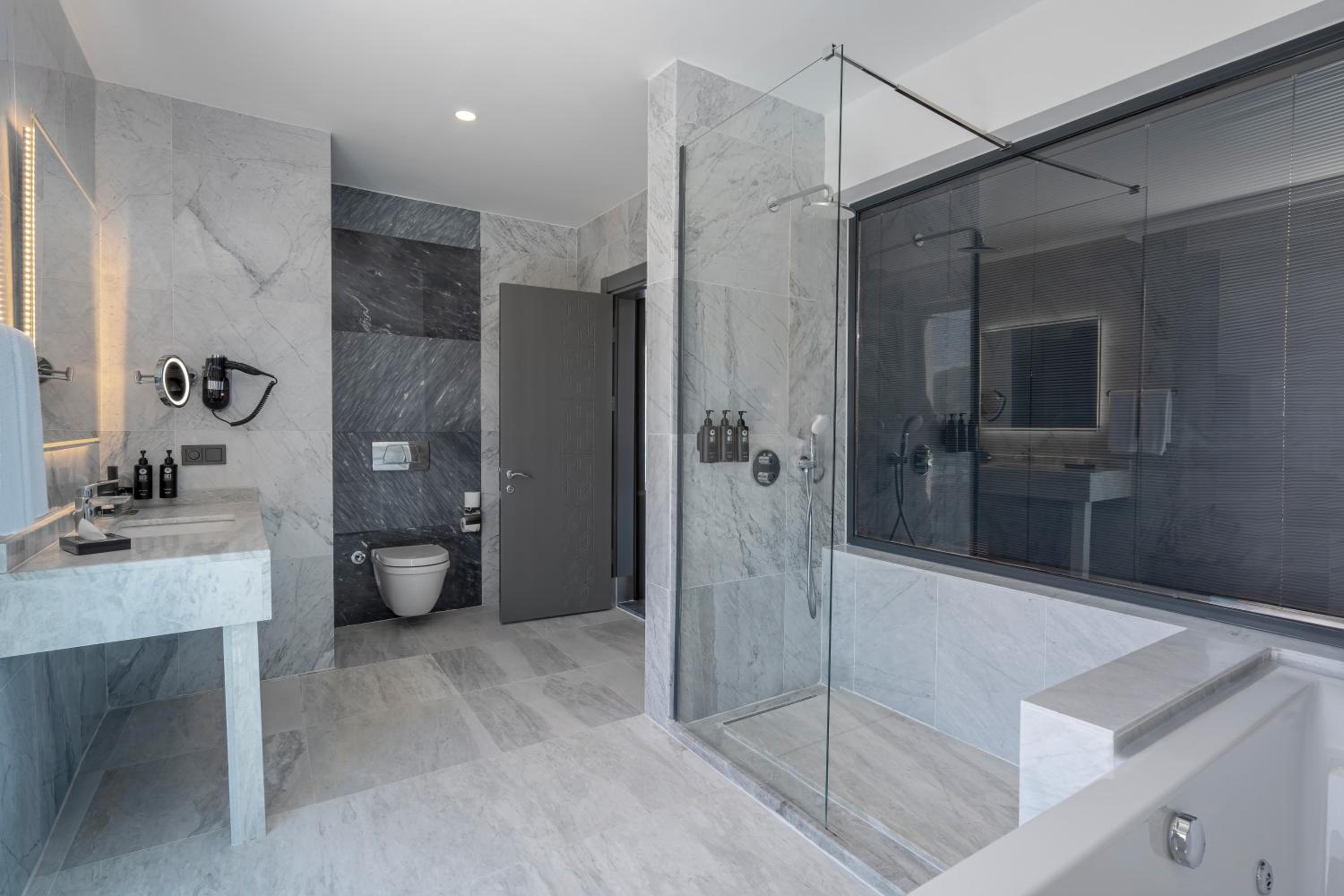 Executive Suite Jetted Tub - Photo 9
