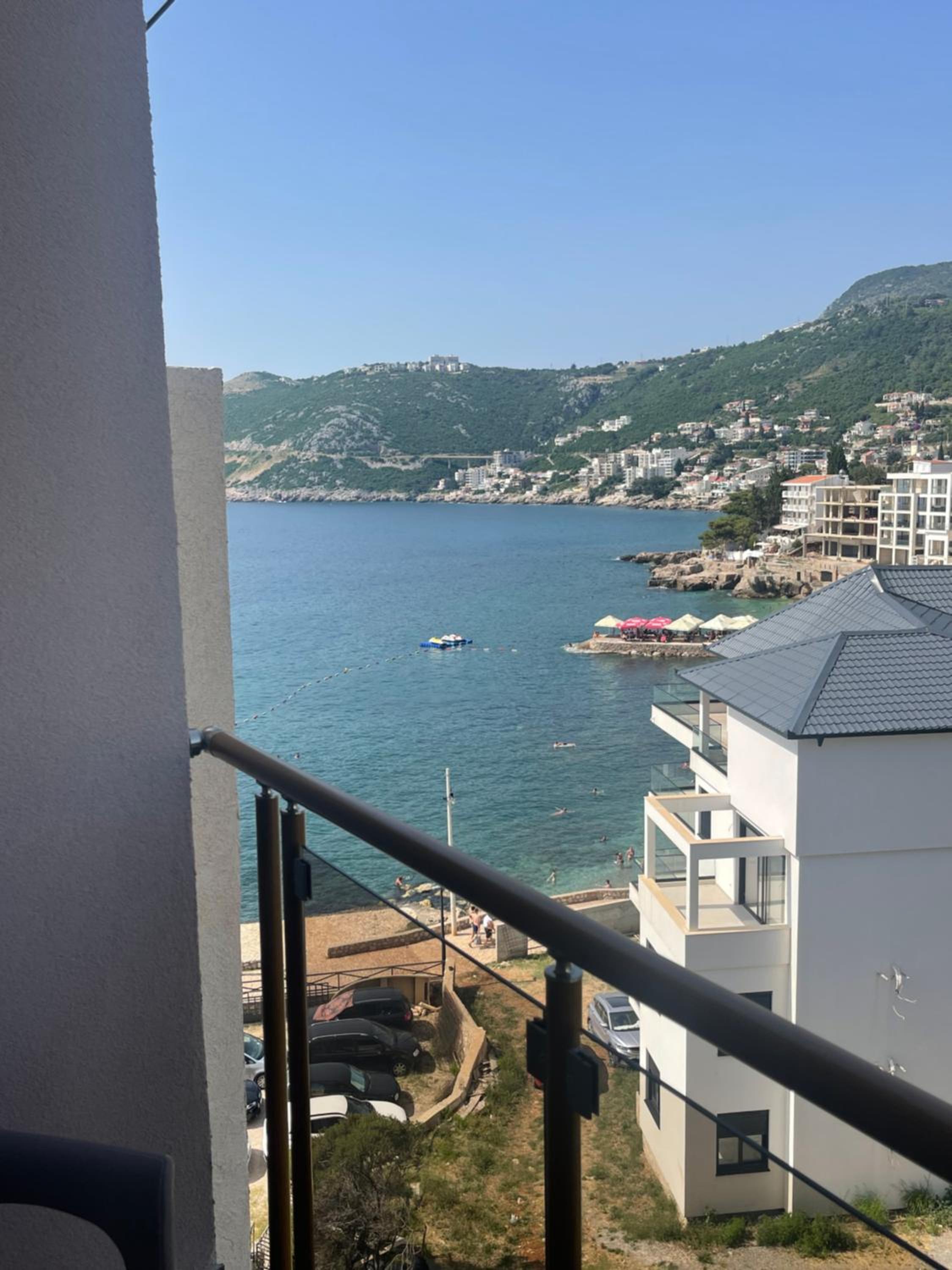 Apartment with Balcony - Photo 4