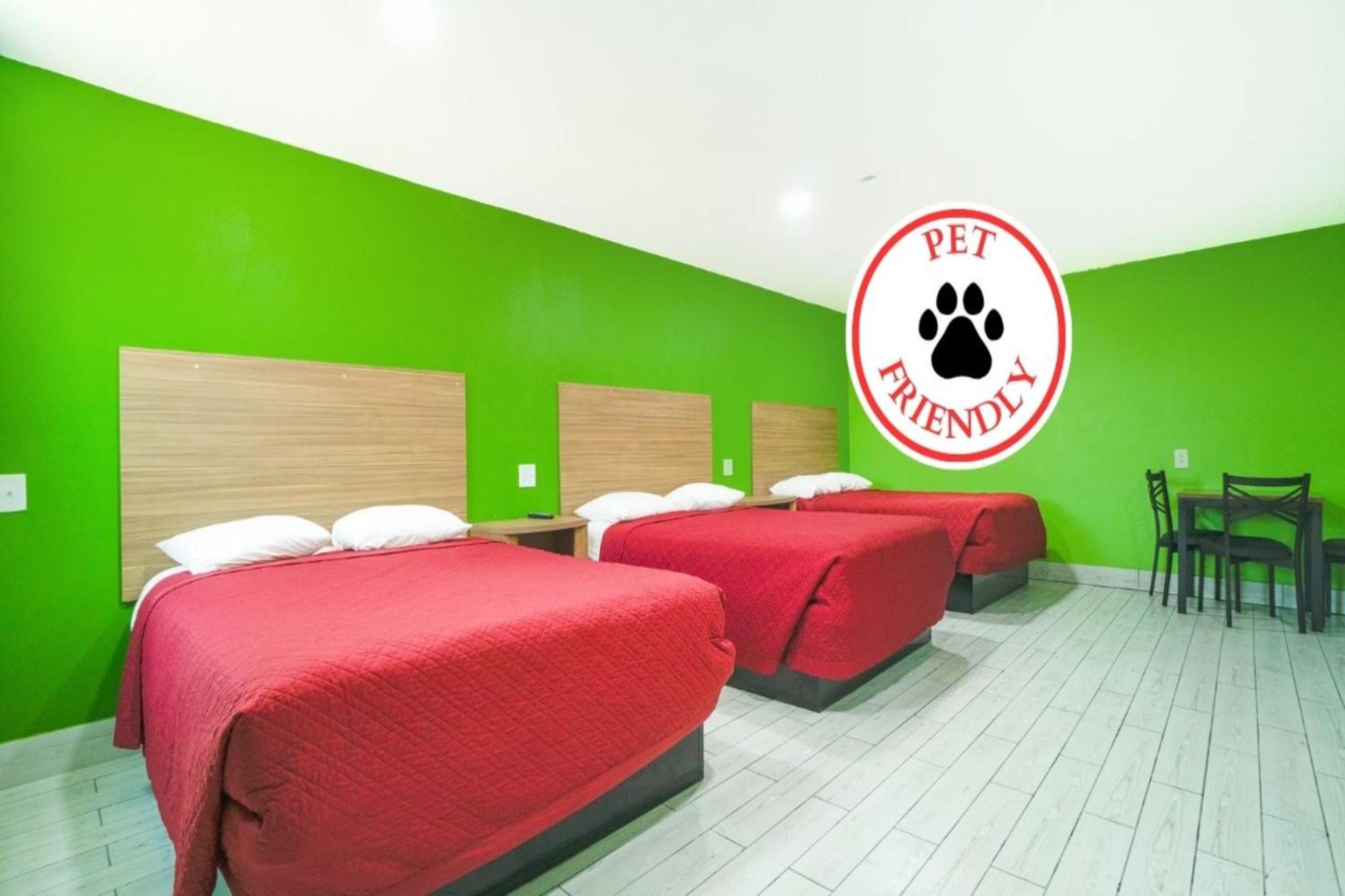 3 Queen Beds with Kitchenette - Photo 10