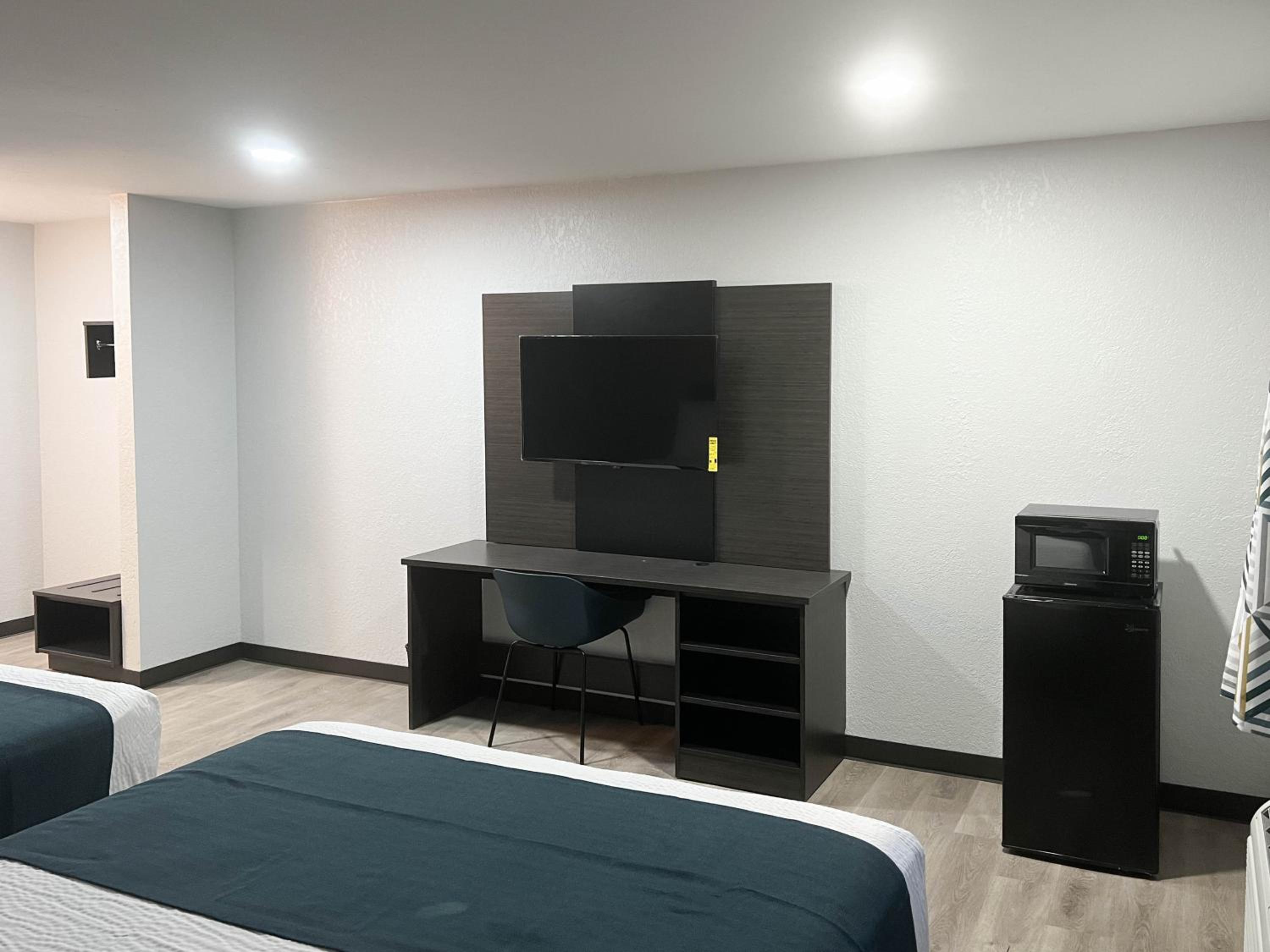Queen Room with Two Queen Beds - Non-Smoking - Photo 8