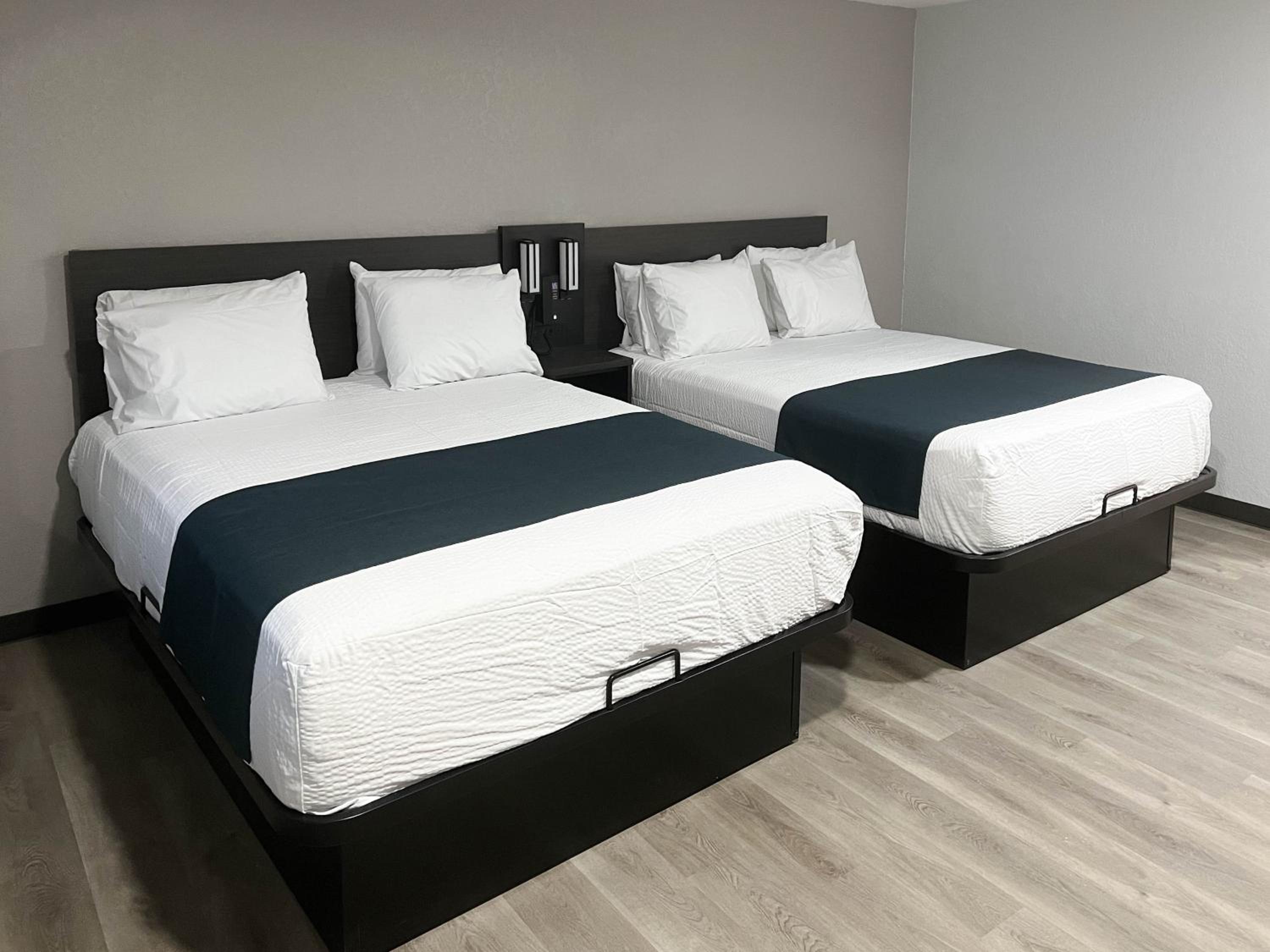 Queen Room with Two Queen Beds - Non-Smoking - Photo 7