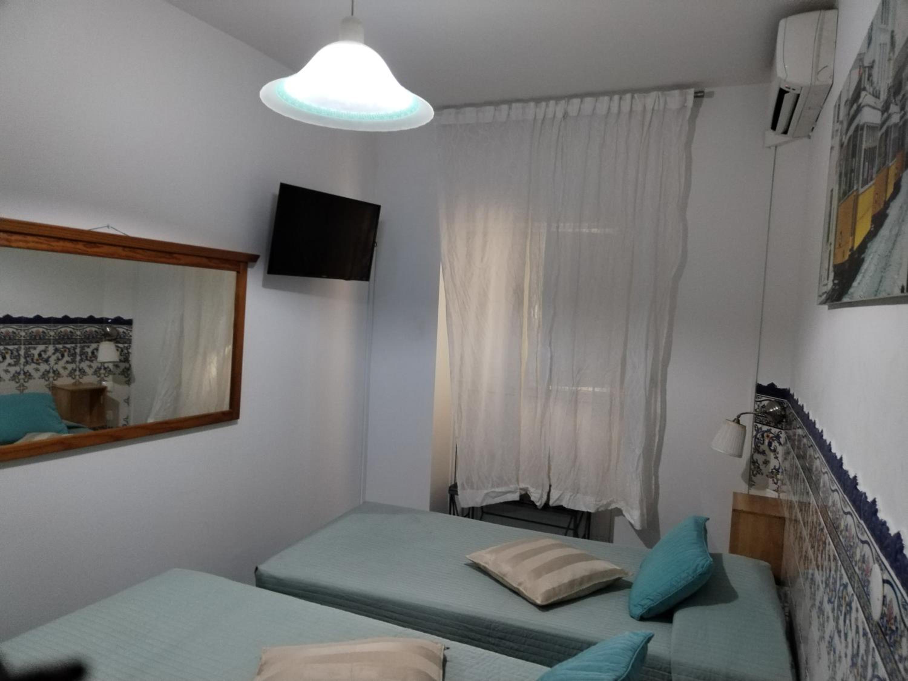Twin Room with Private External Bathroom photo 3