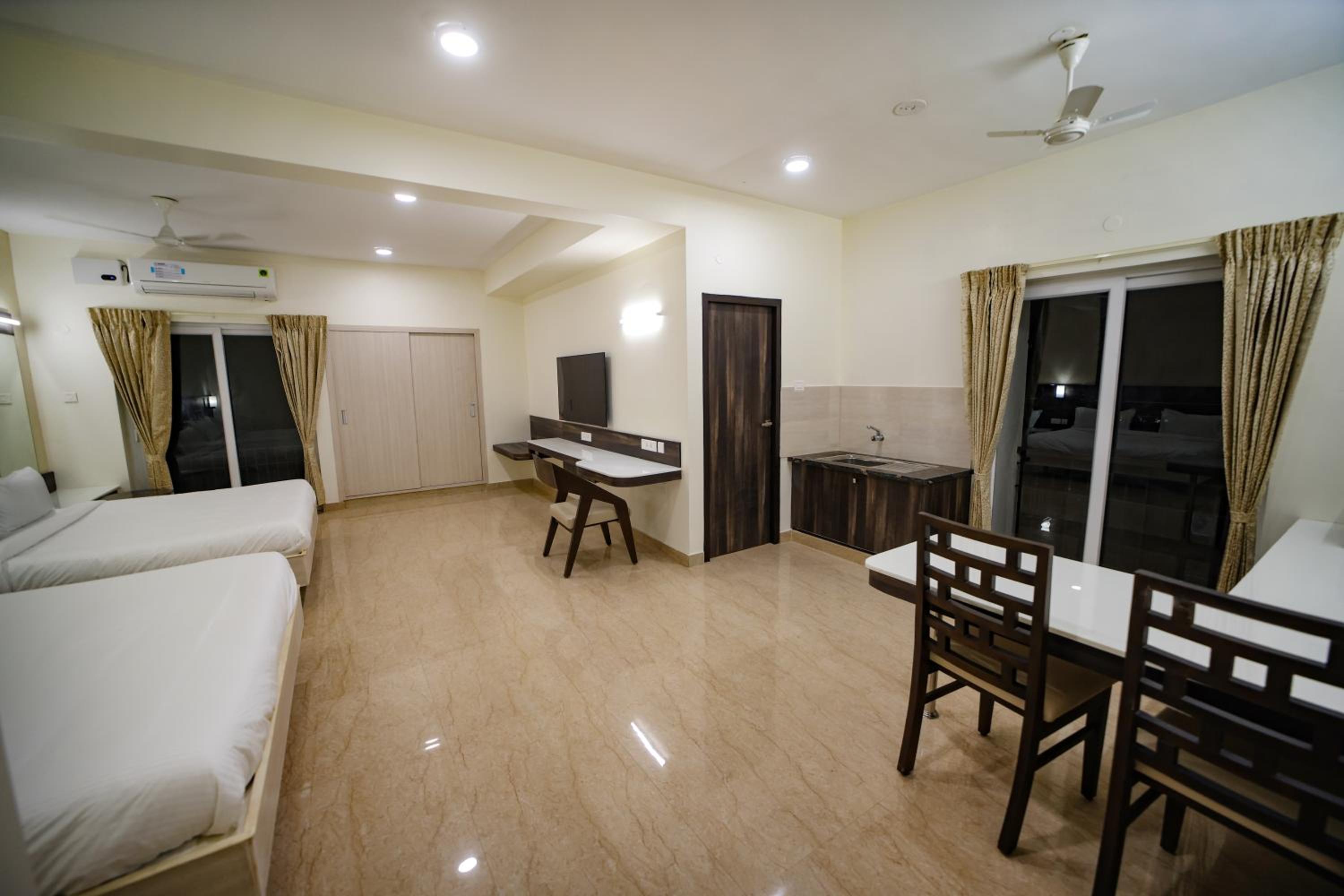 Superior Suite - Photo 5