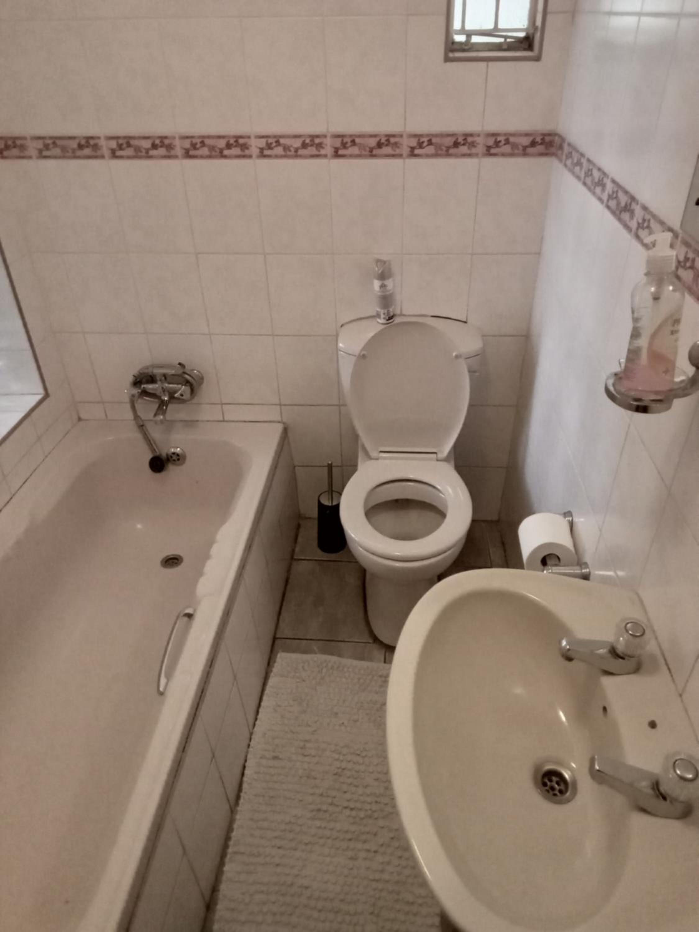 Deluxe Double Room with Bath - Photo 5
