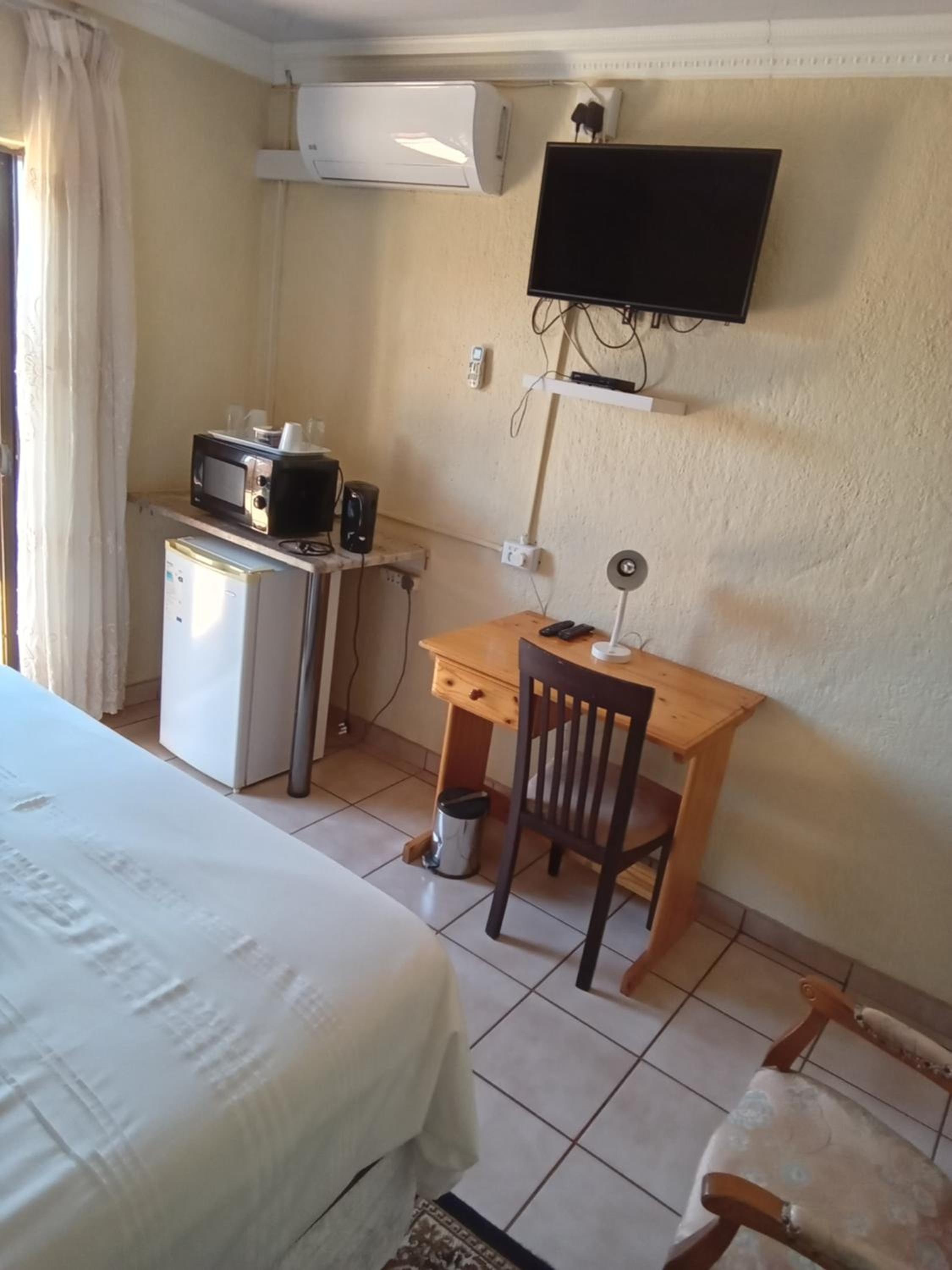 Deluxe Double Room with Bath - Photo 4