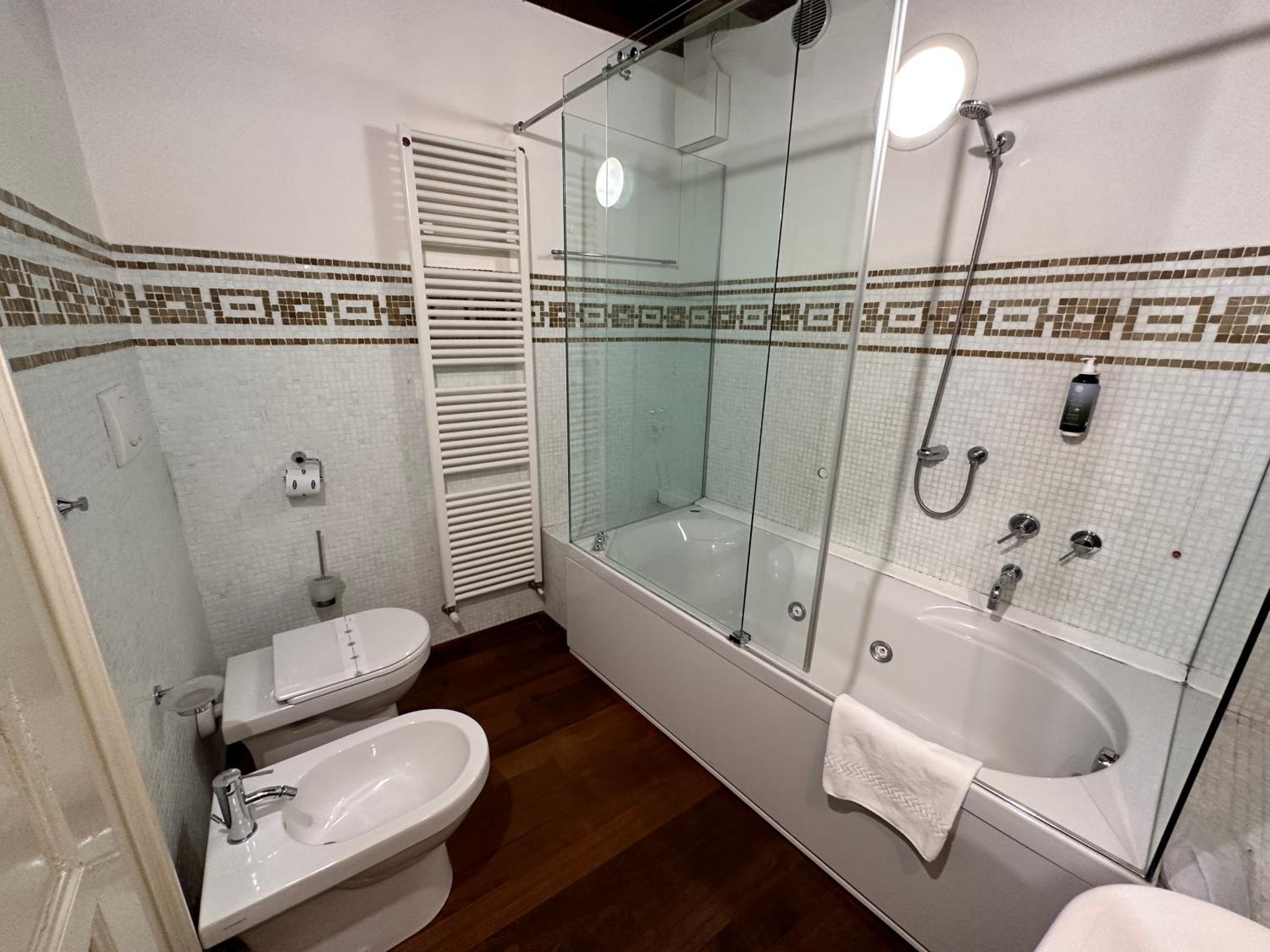 Suite with City View - Photo 4