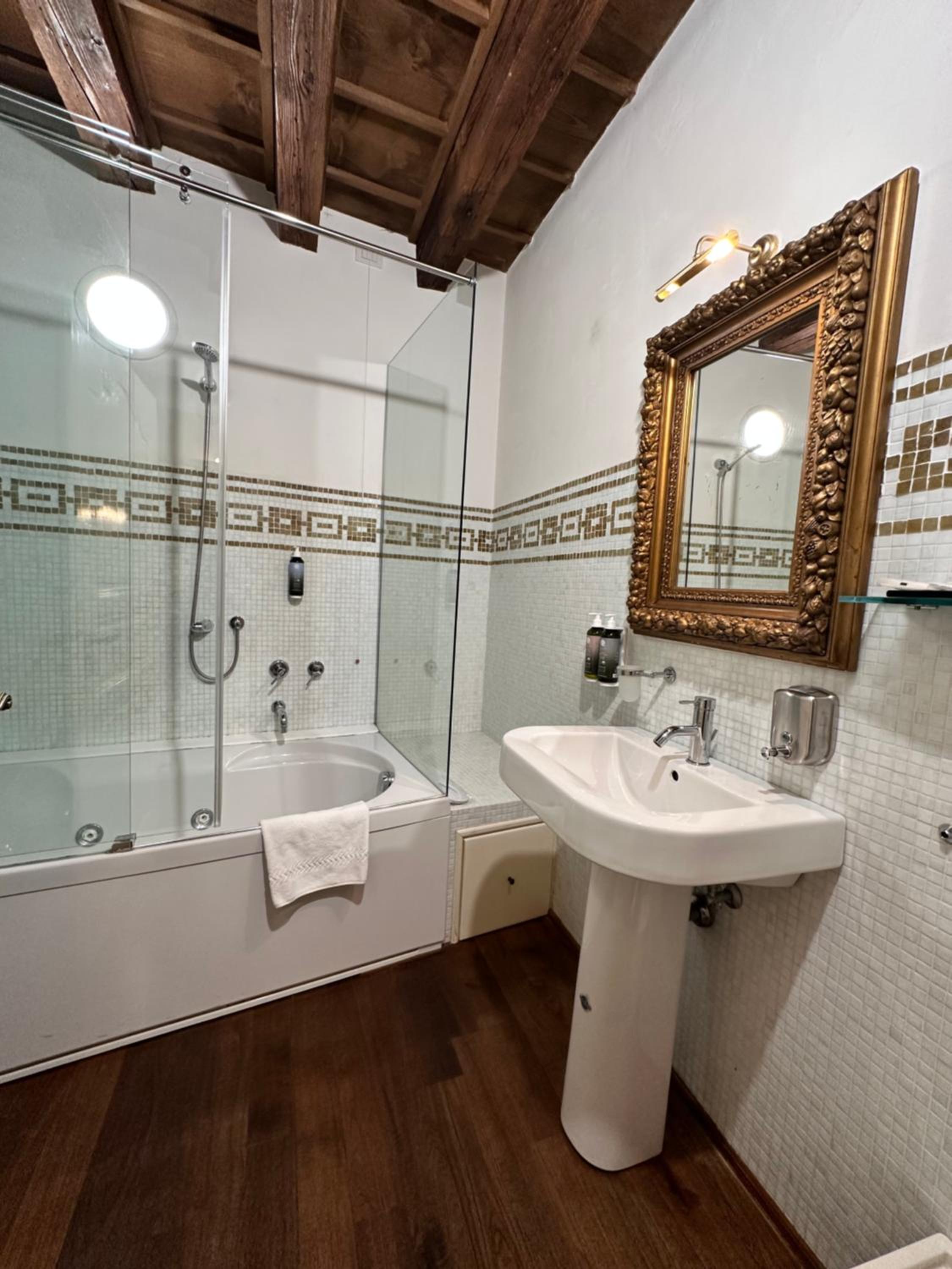 Suite with City View - Photo 37
