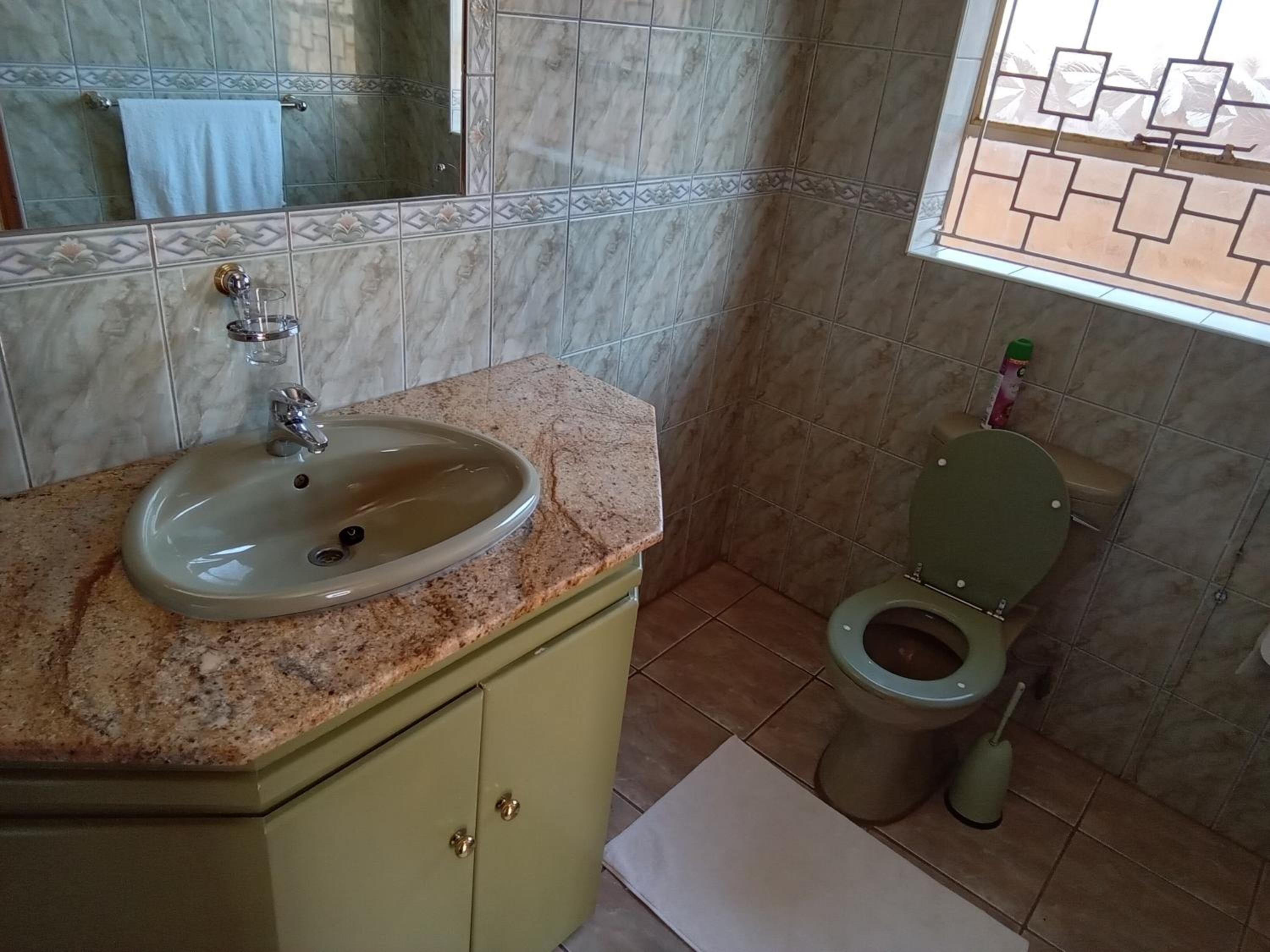 Queen Suite - Photo 6