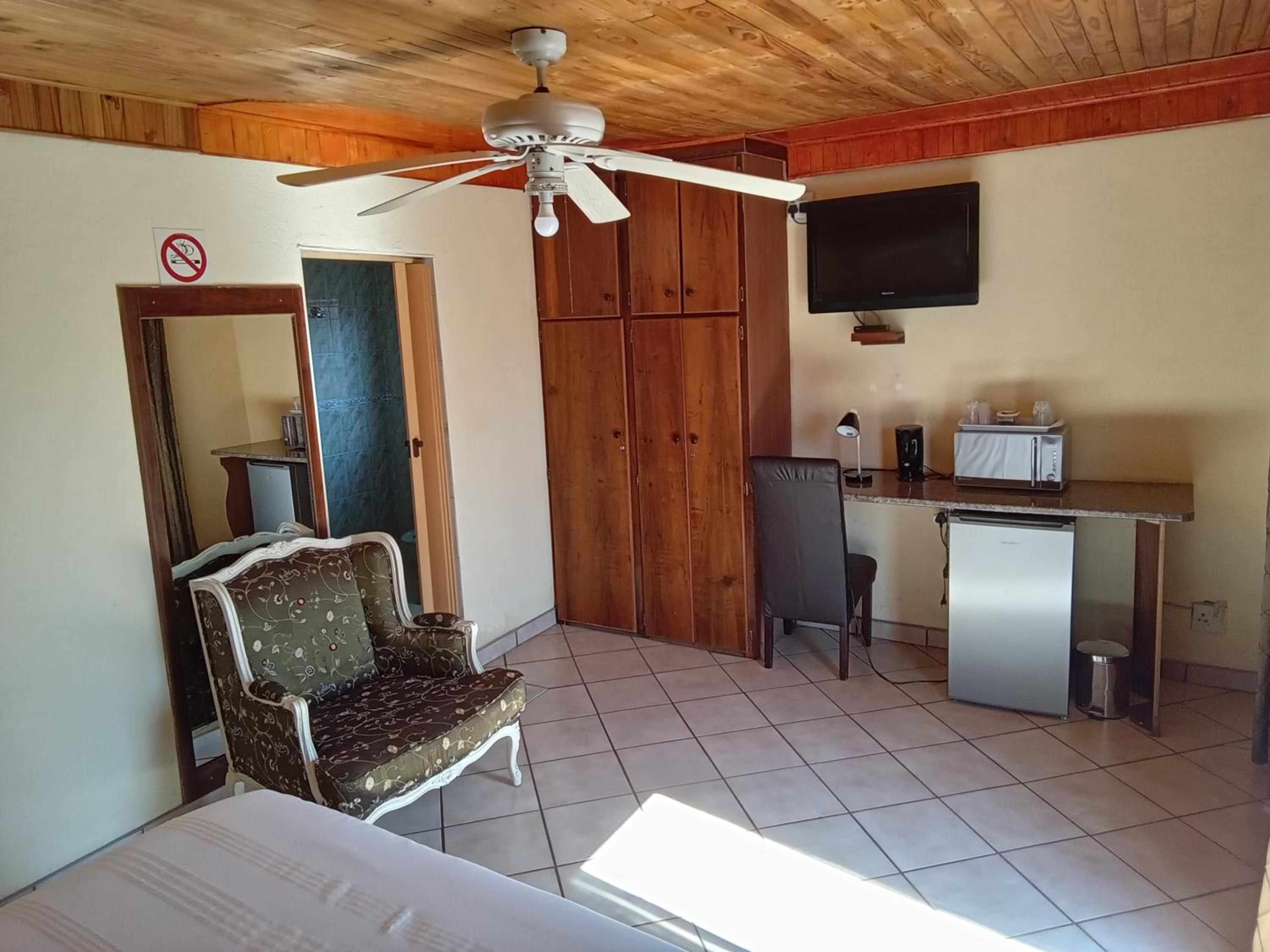 Queen Suite - Photo 3