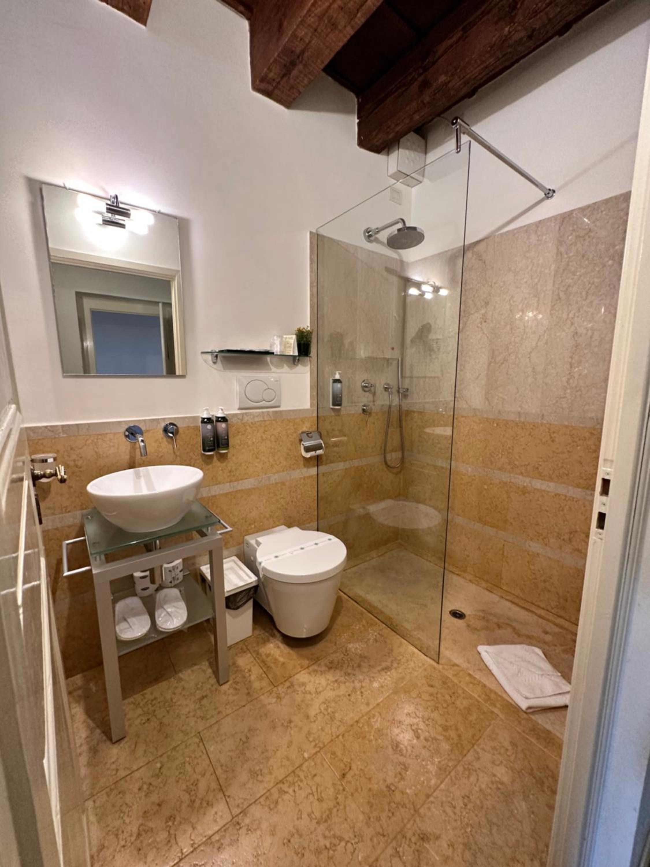 Suite with City View - Photo 39