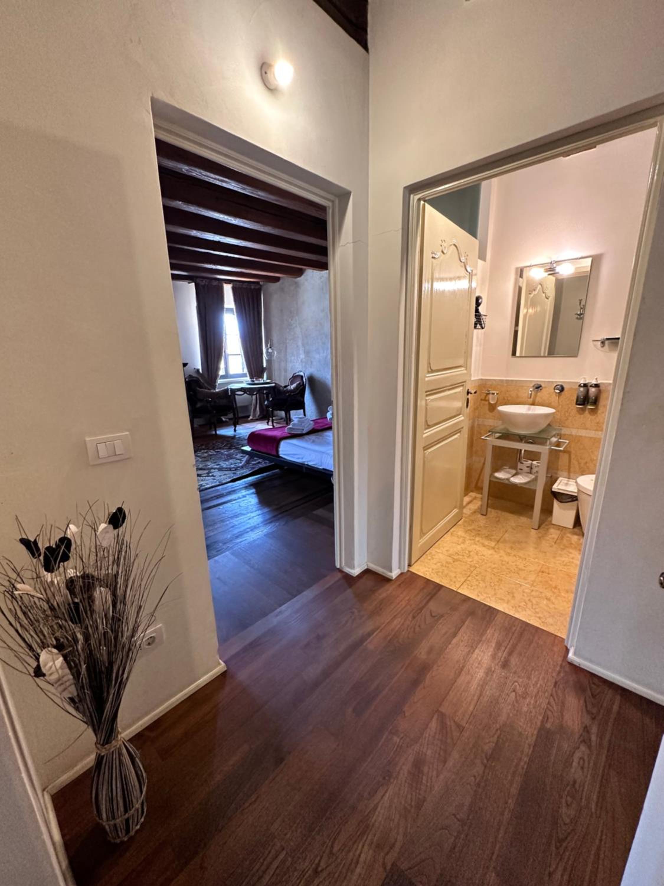 Suite with City View - Photo 24