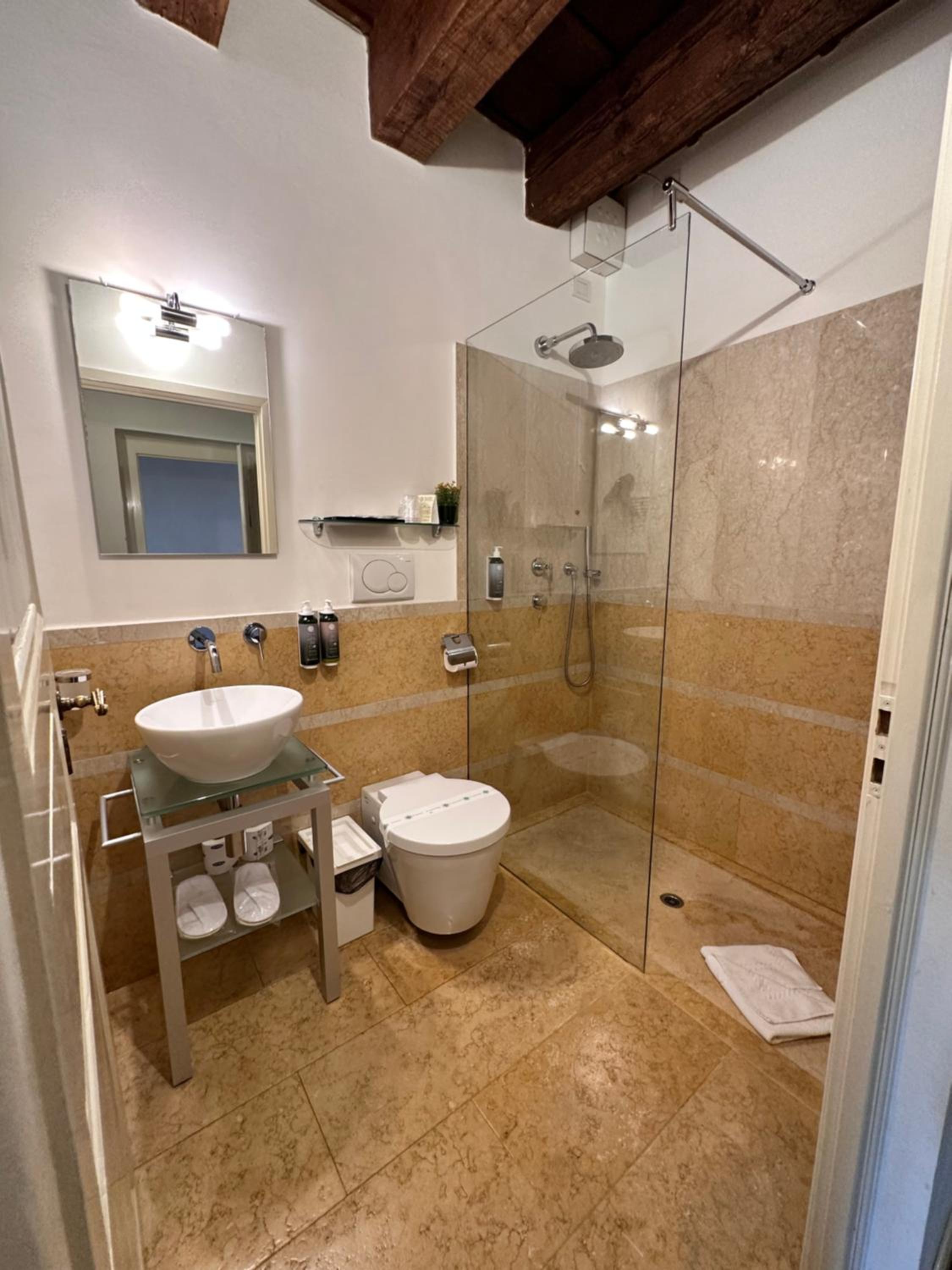 Suite with City View - Photo 23