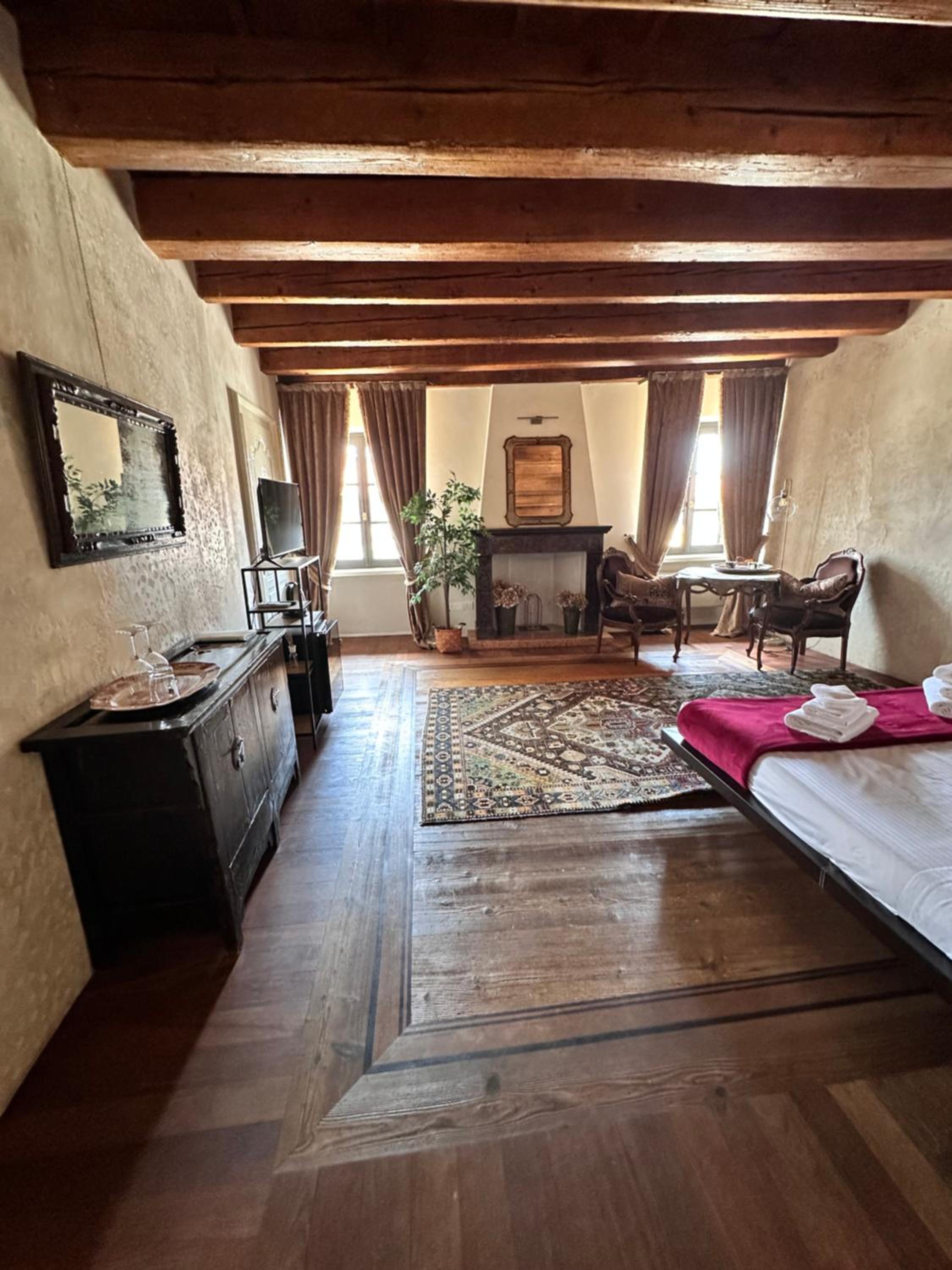 Suite with City View - Photo 21
