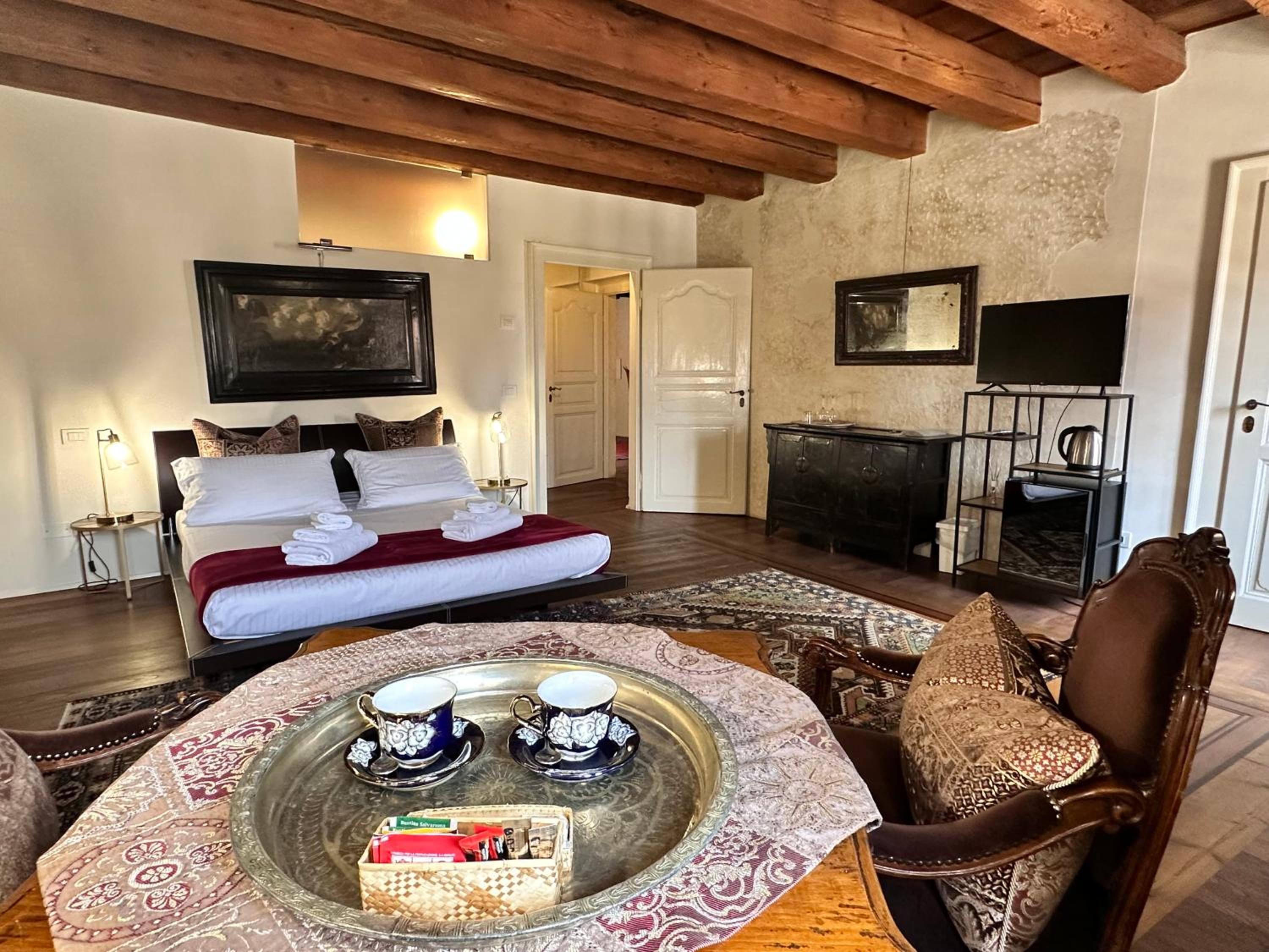 Suite with City View - Photo 9