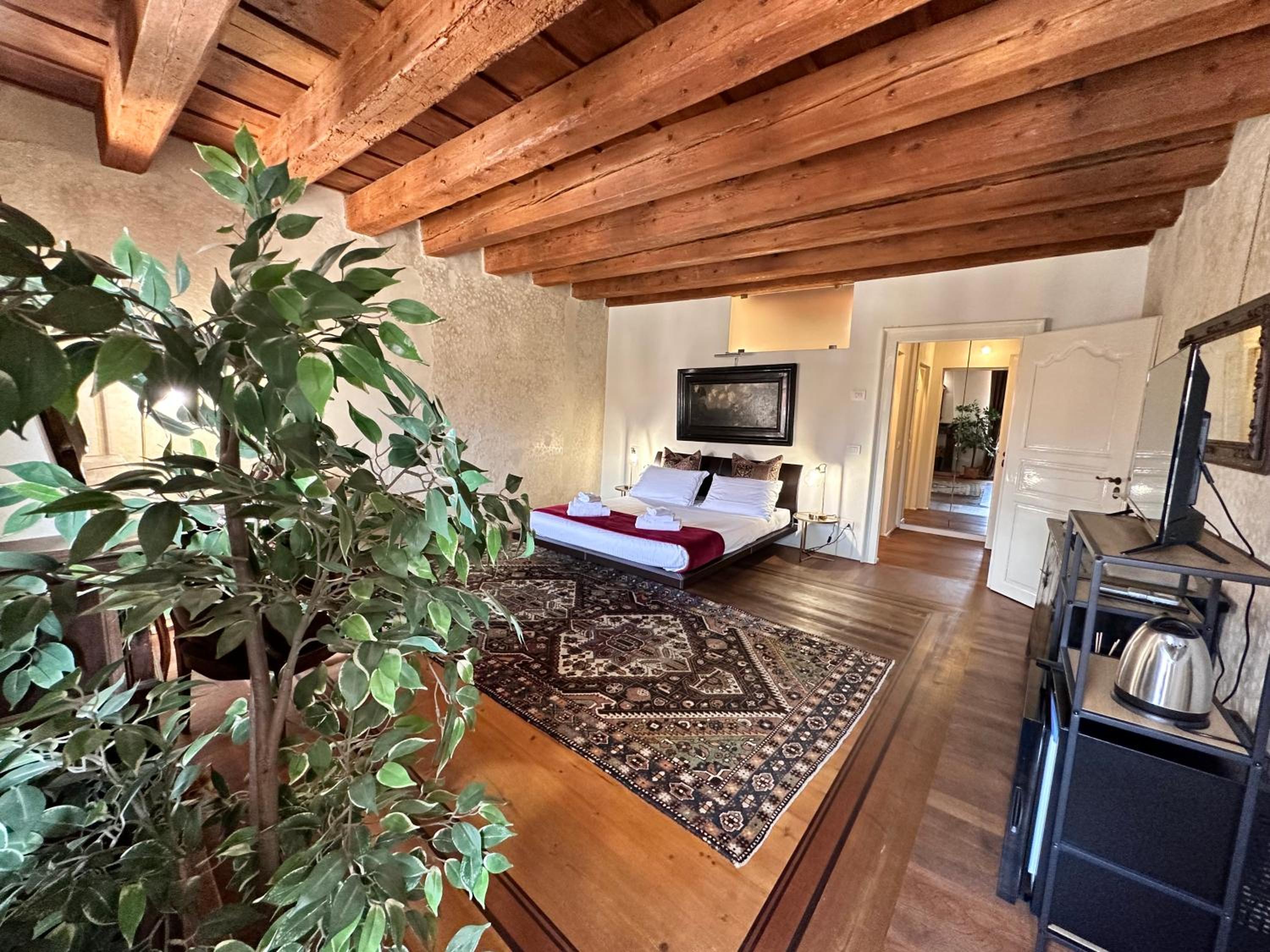 Suite with City View - Photo 20