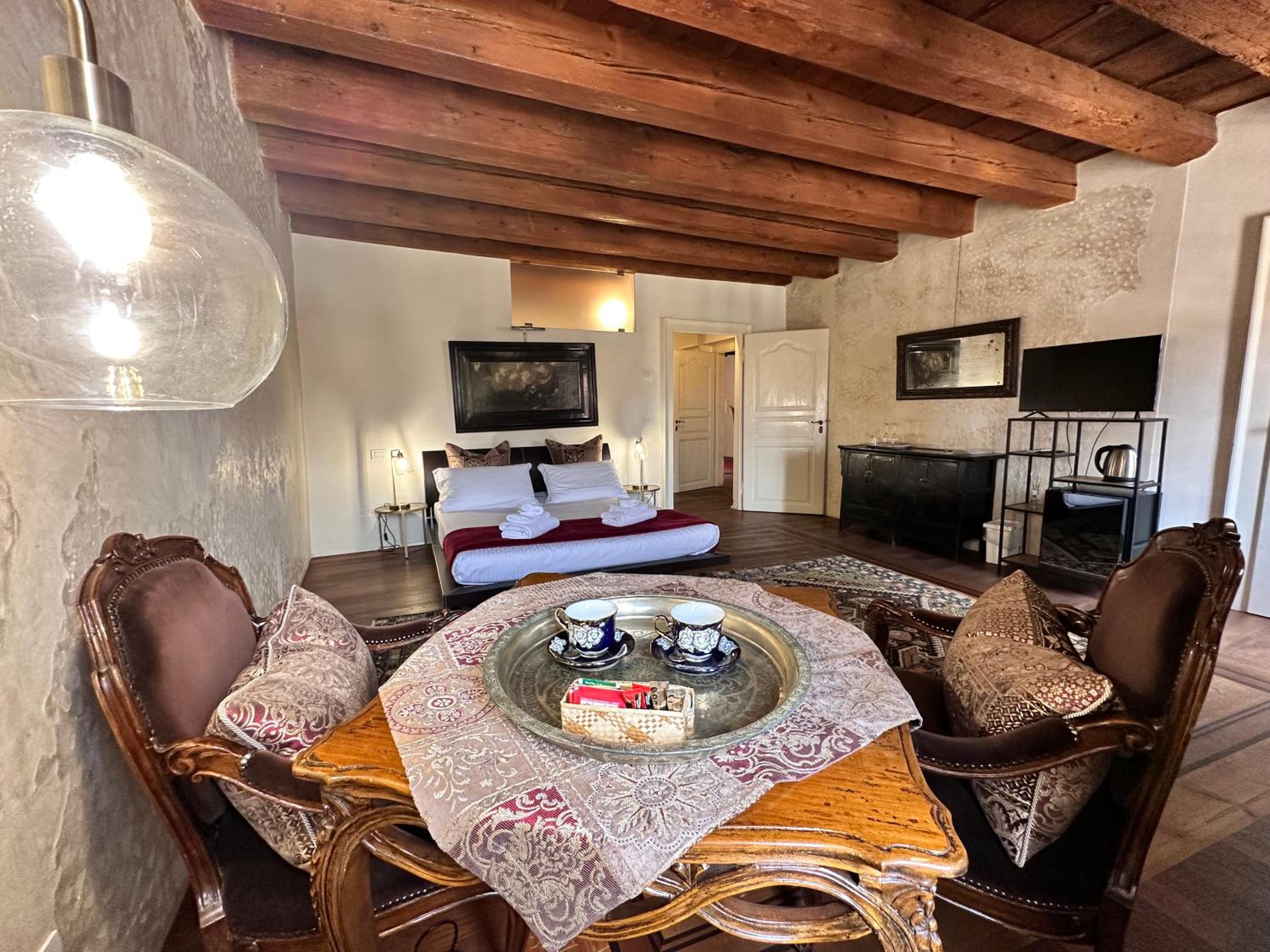 Suite with City View - Photo 18
