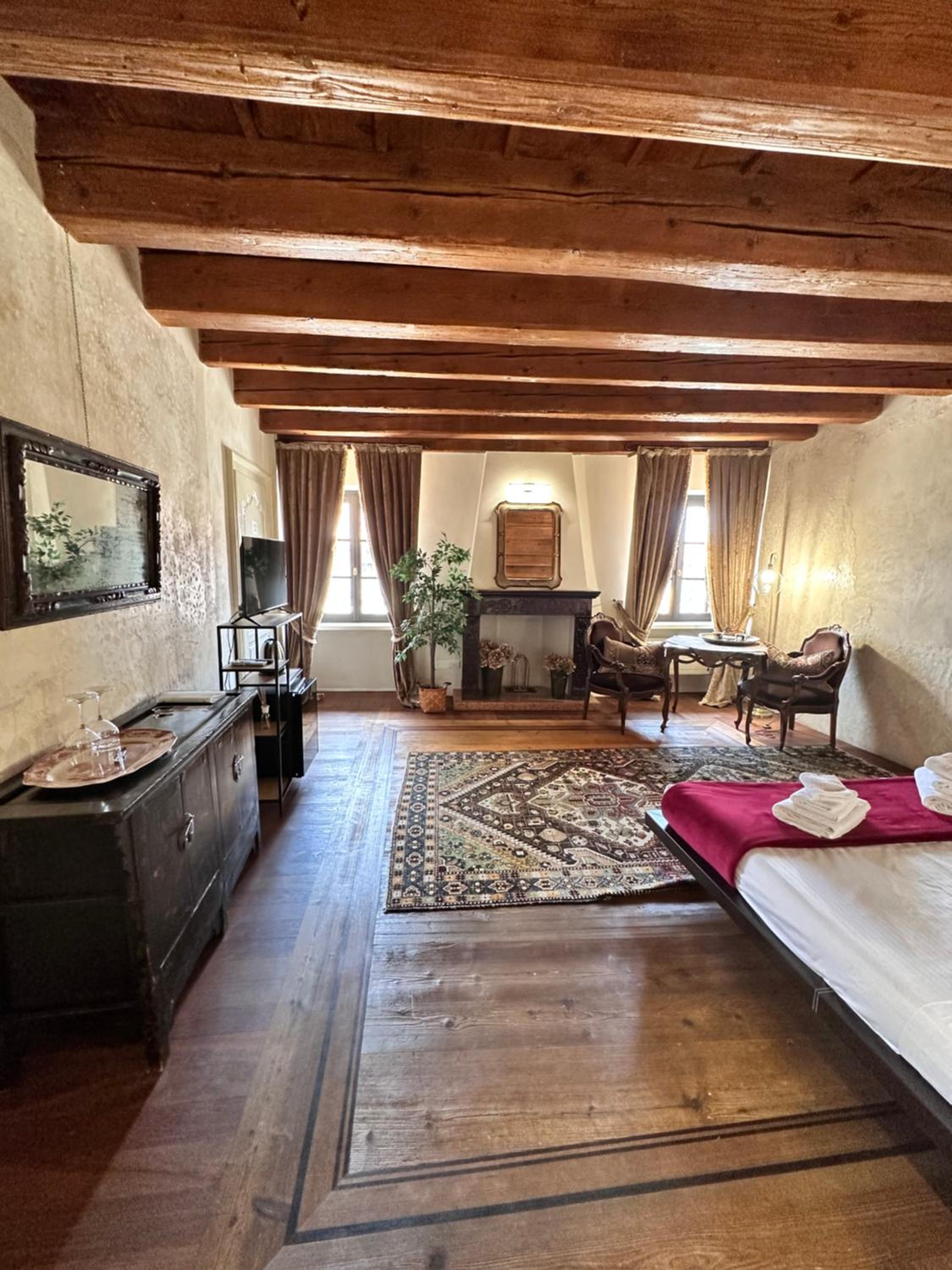 Suite with City View - Photo 17