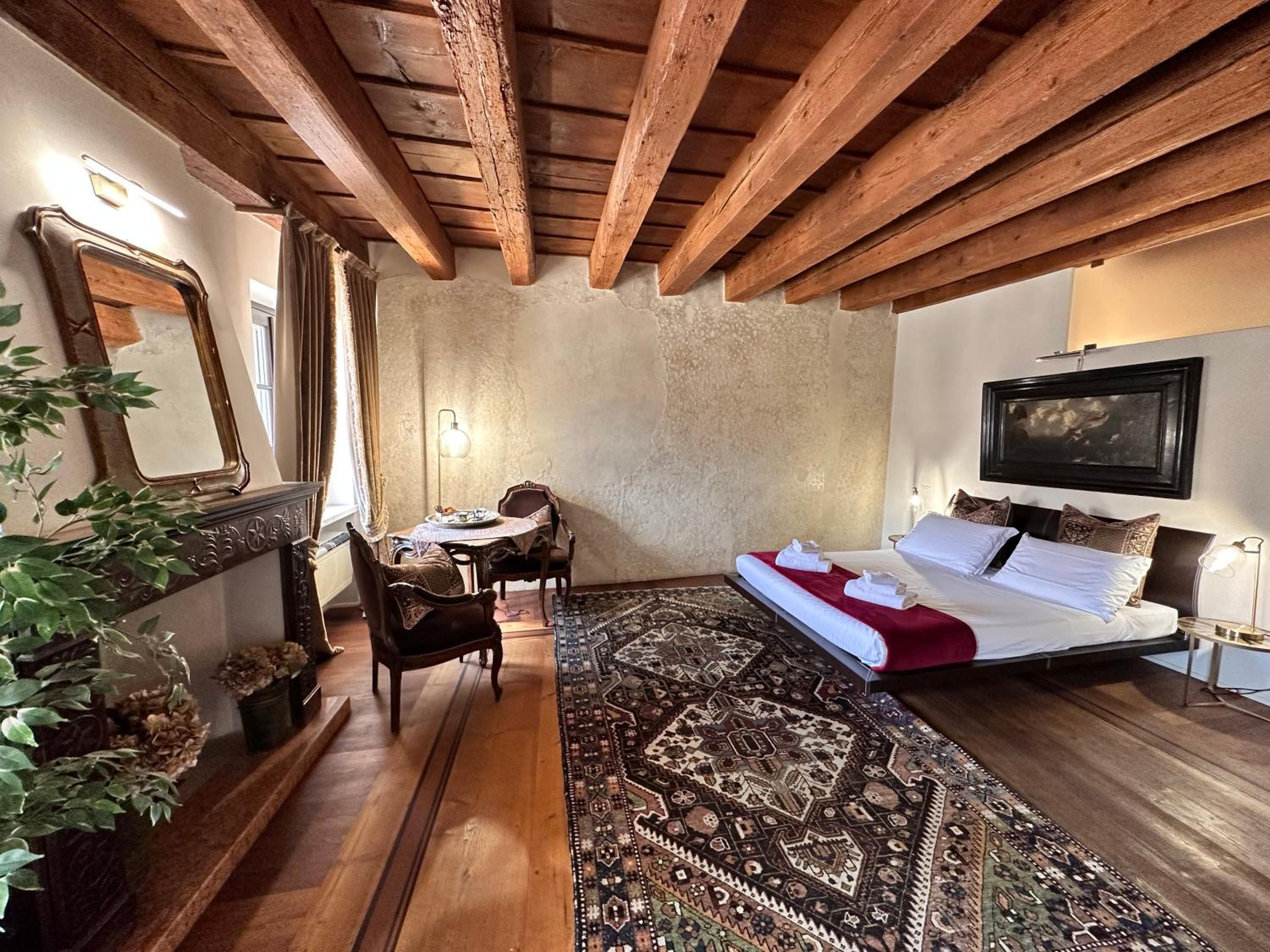 Suite with City View - Photo 15
