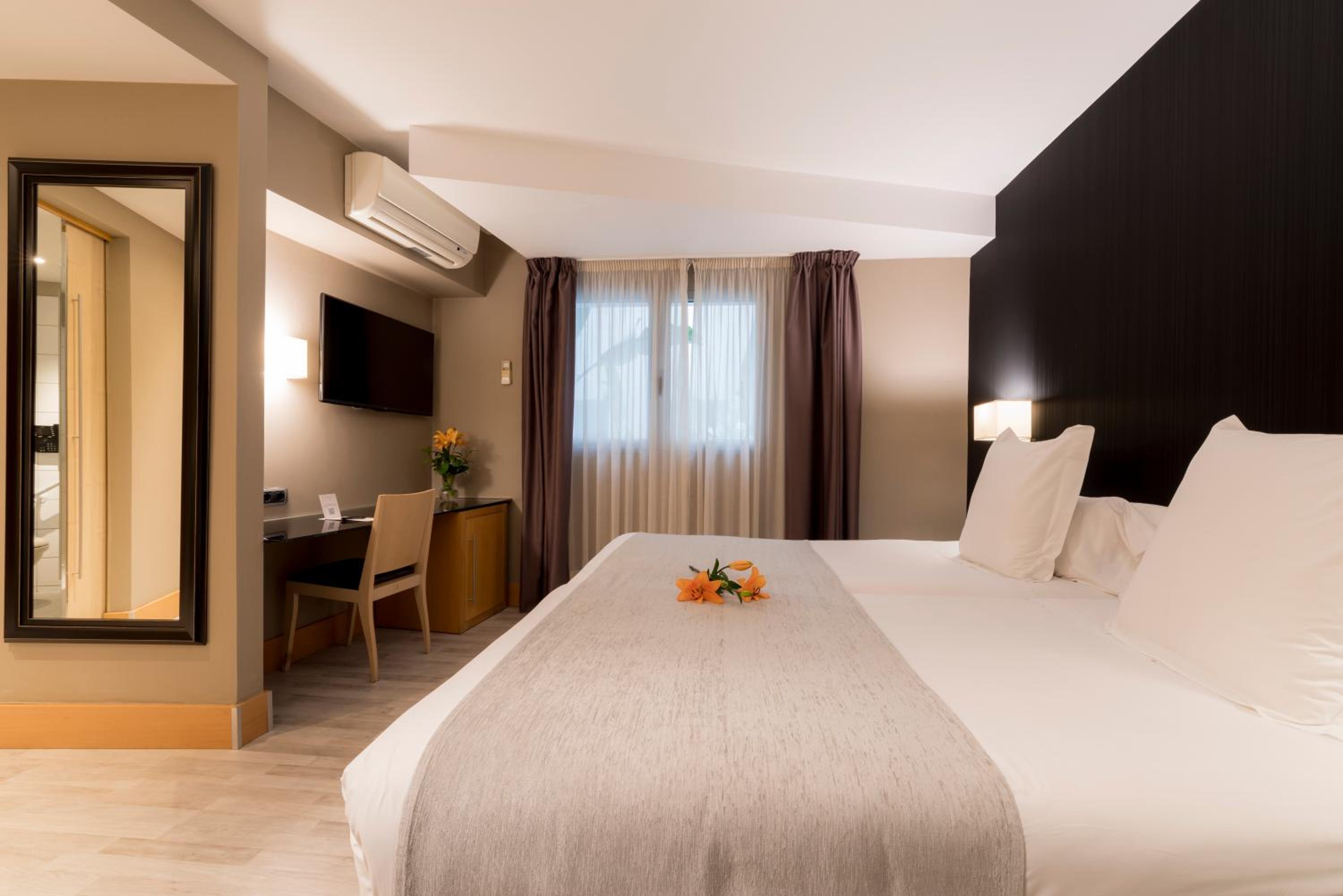 Double or Twin Room - Photo 4