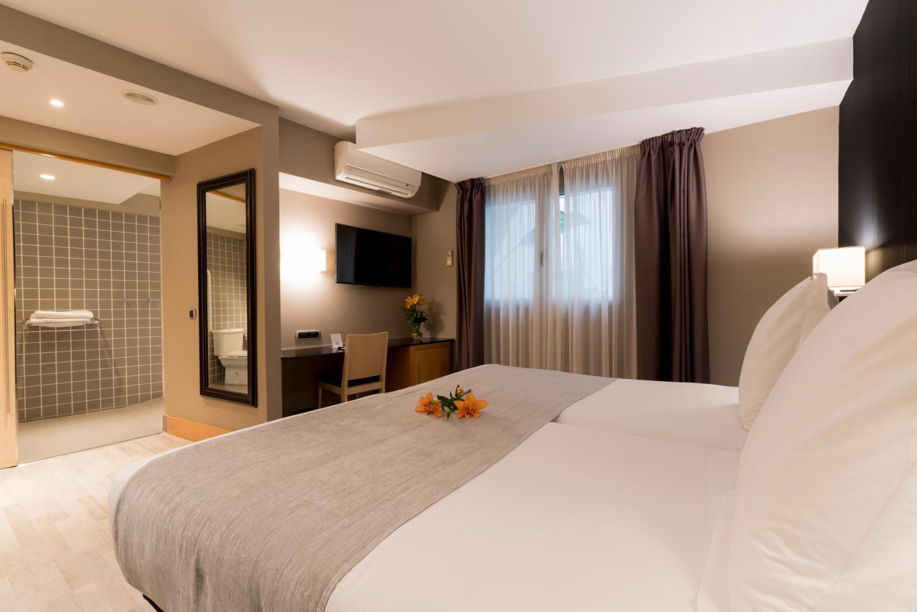 Double or Twin Room - Photo 19