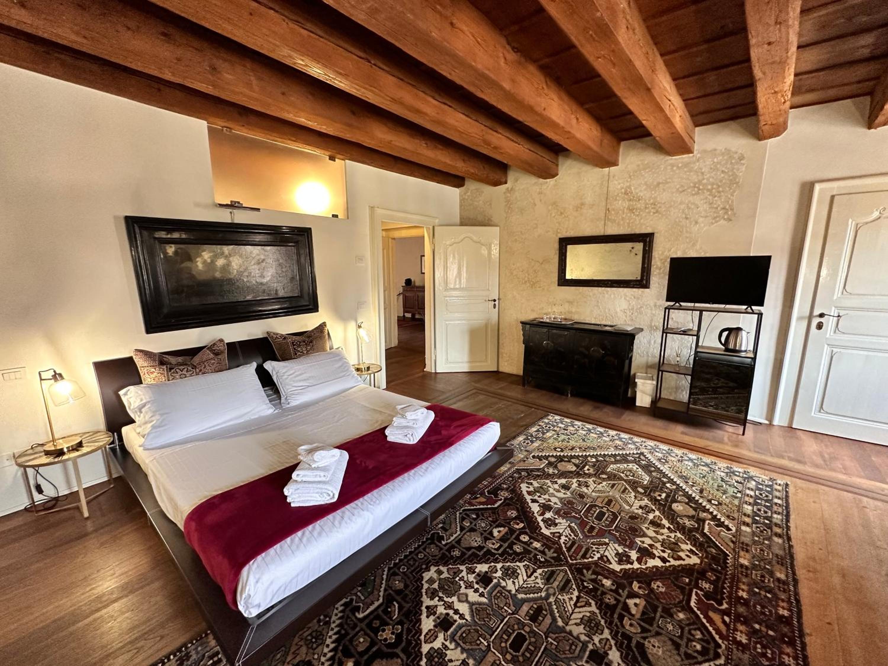 Suite with City View - Photo 14