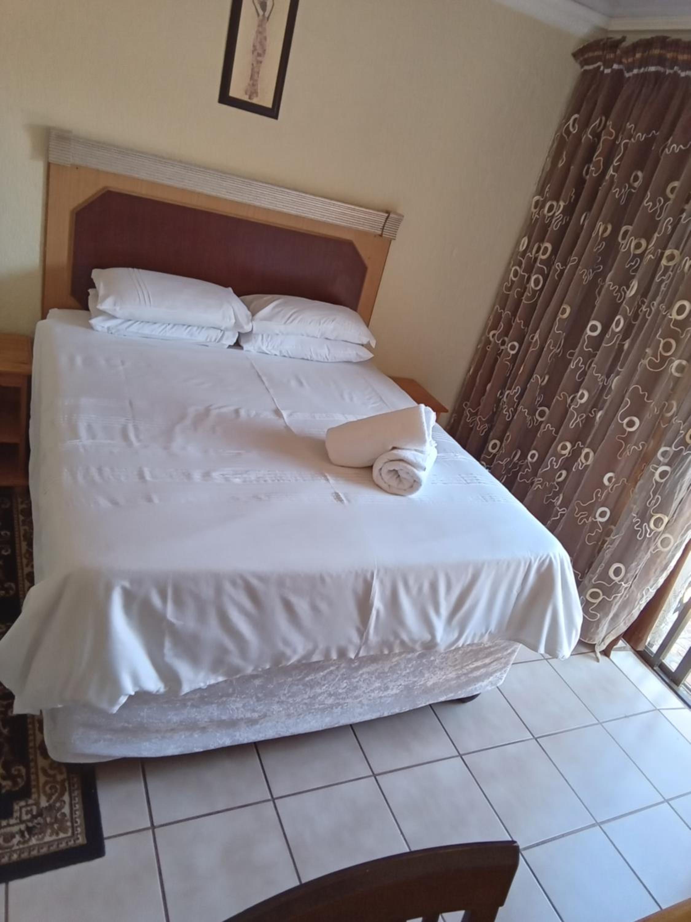 Deluxe Double Room with Bath - Photo 7
