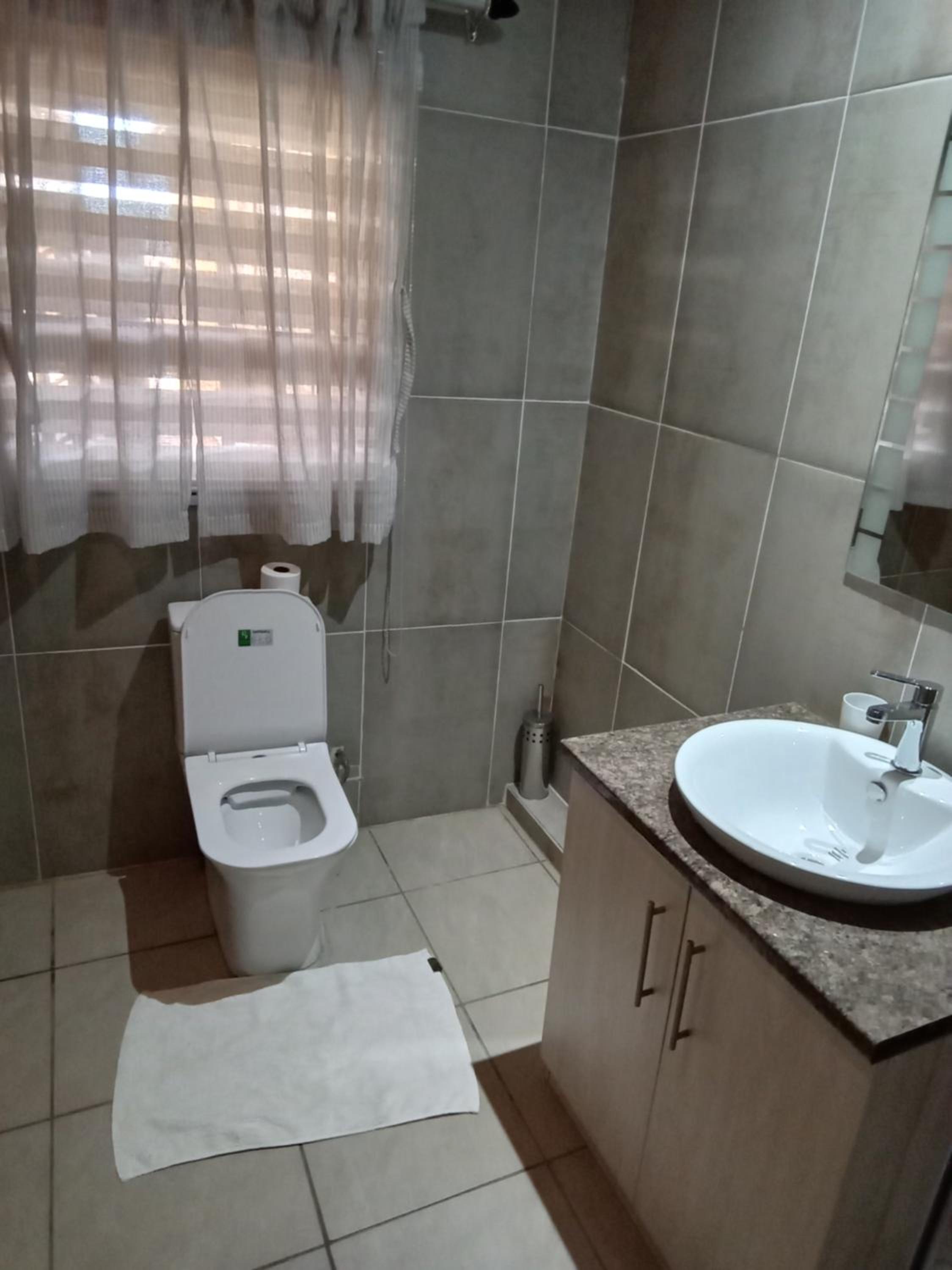 Deluxe King Suite - Photo 7
