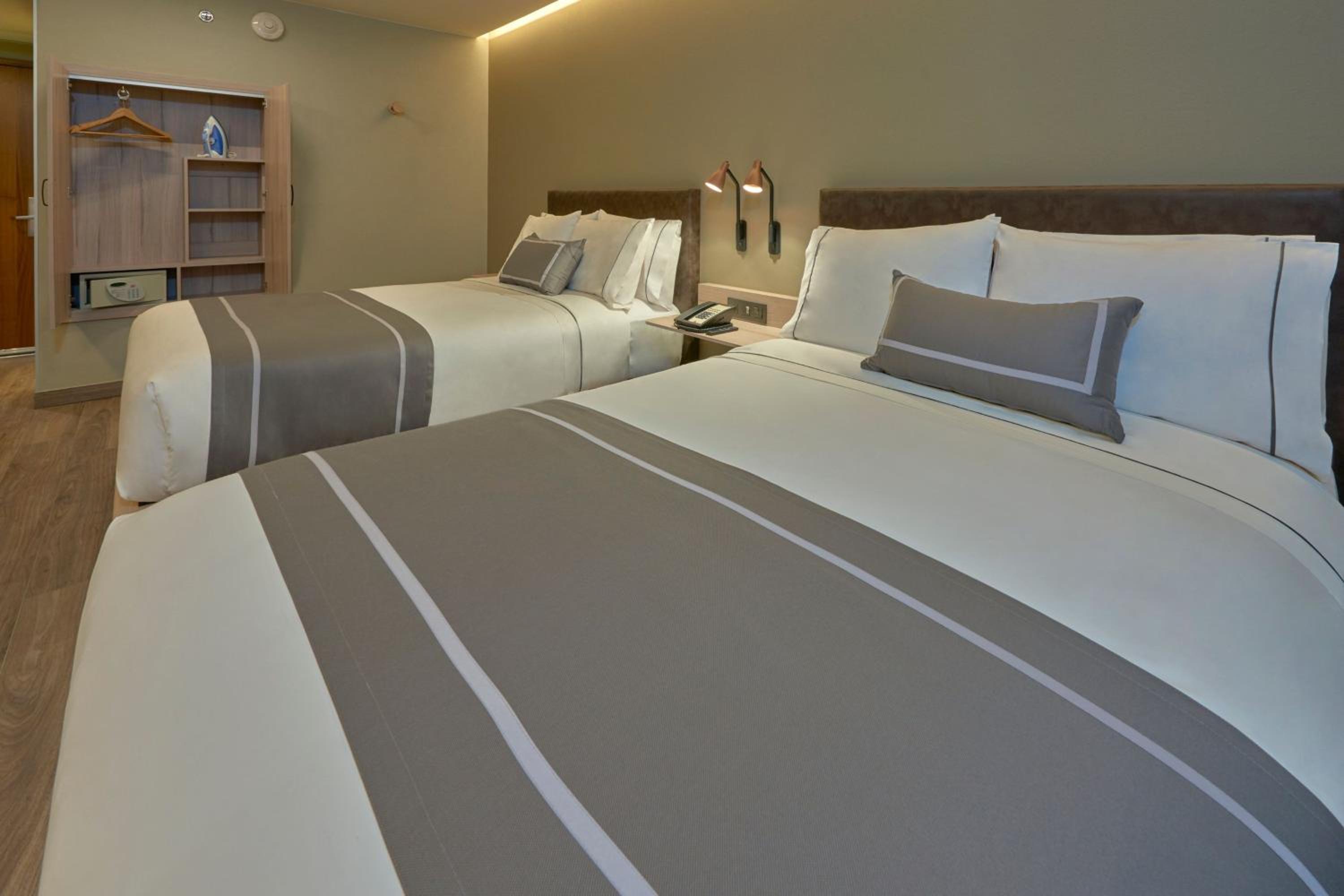 Double Room with Two Double Beds - Photo 2