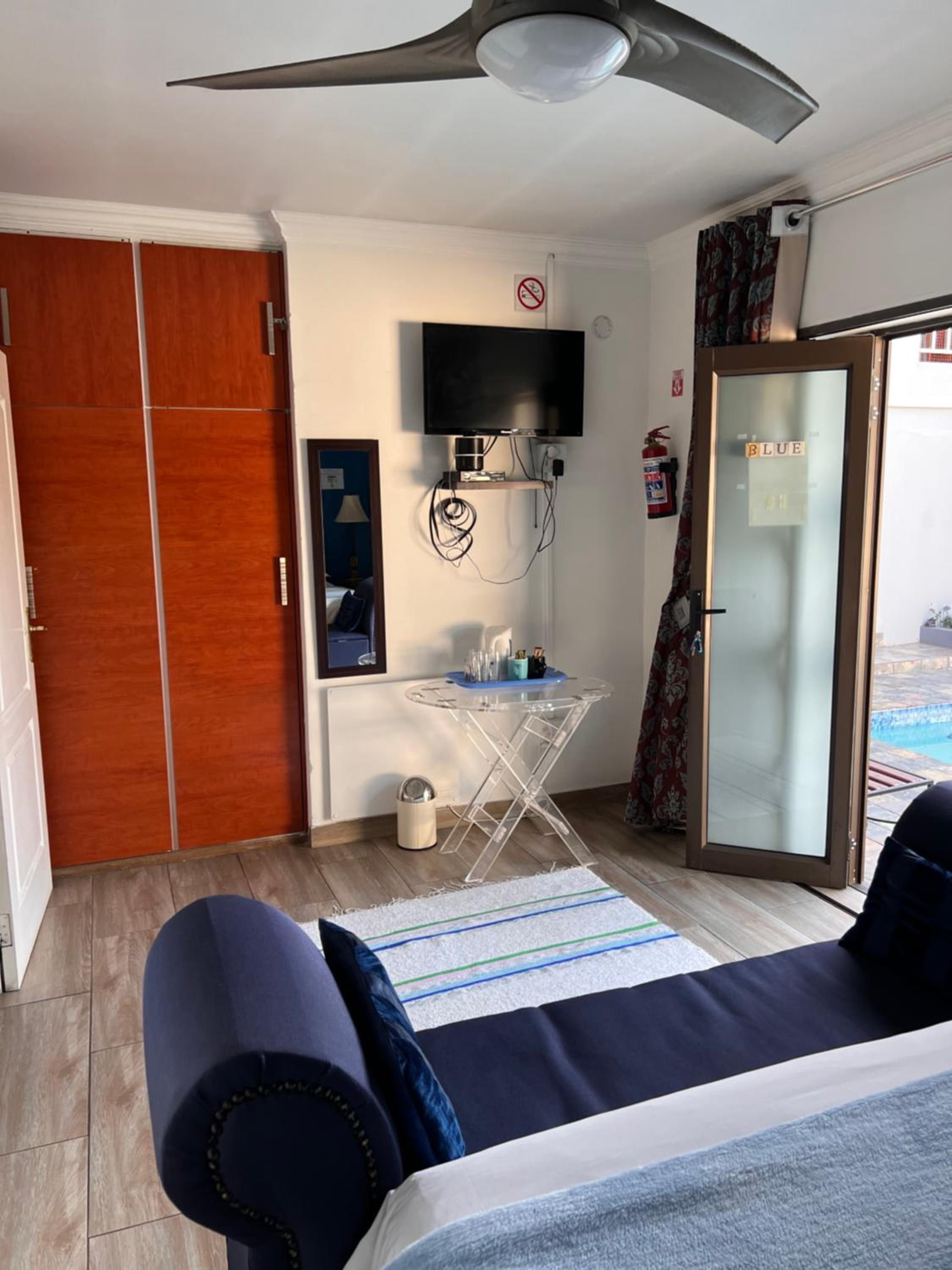 Queen Room with Pool View photo 2