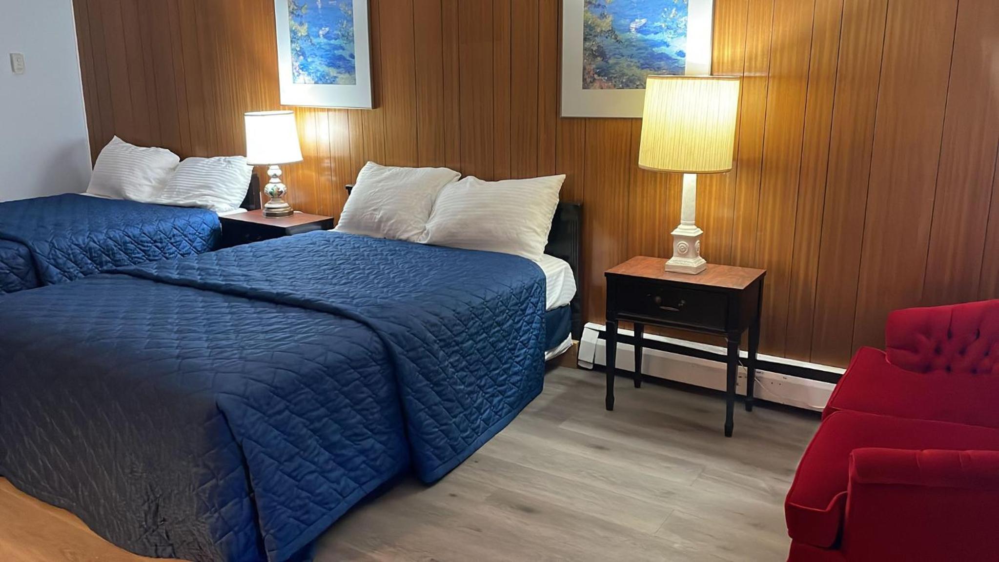 Queen Room with Two Queen Beds - Photo 5