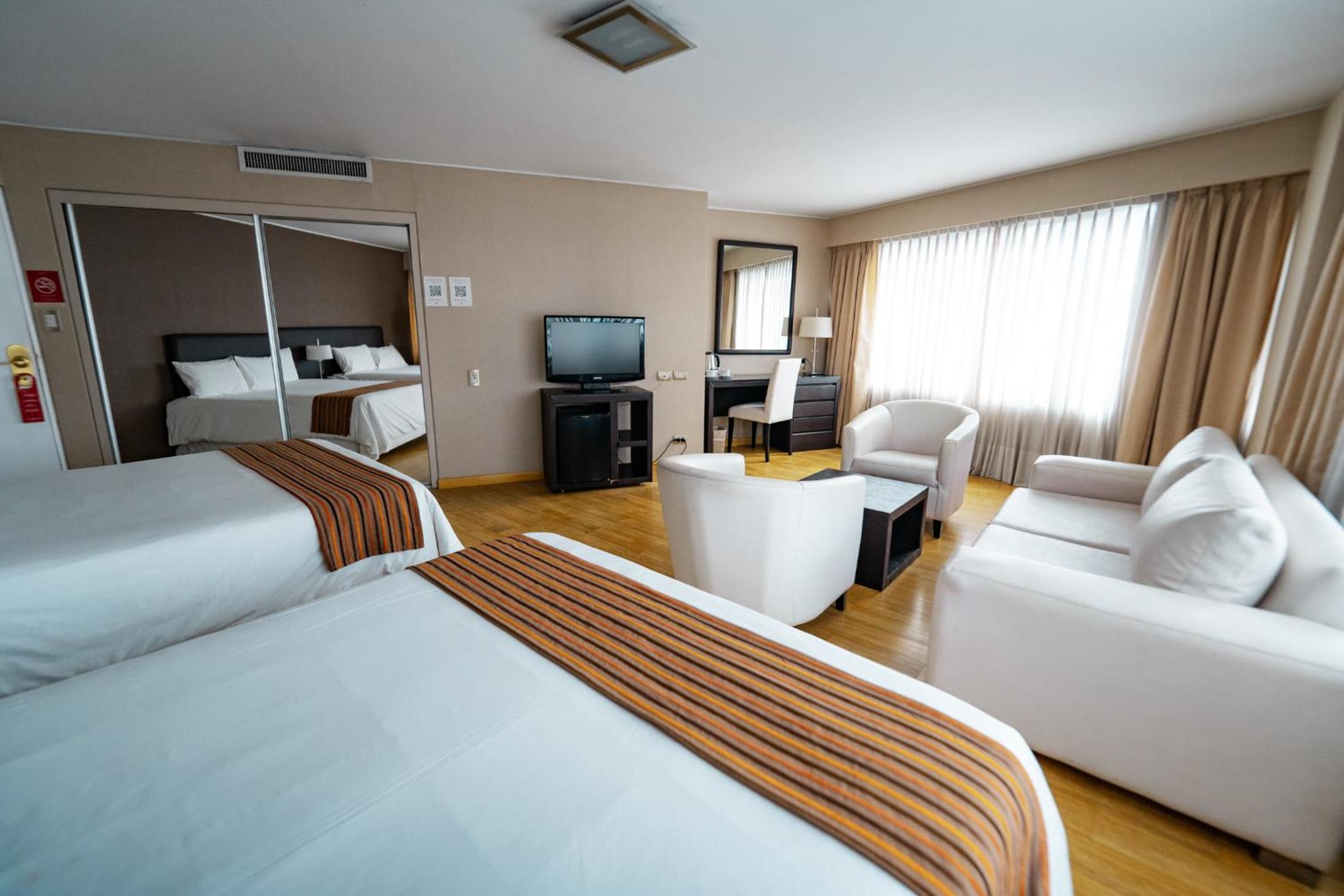 Superior Twin Room thumbnail 5