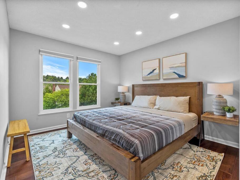 Five-Bedroom House photo 2