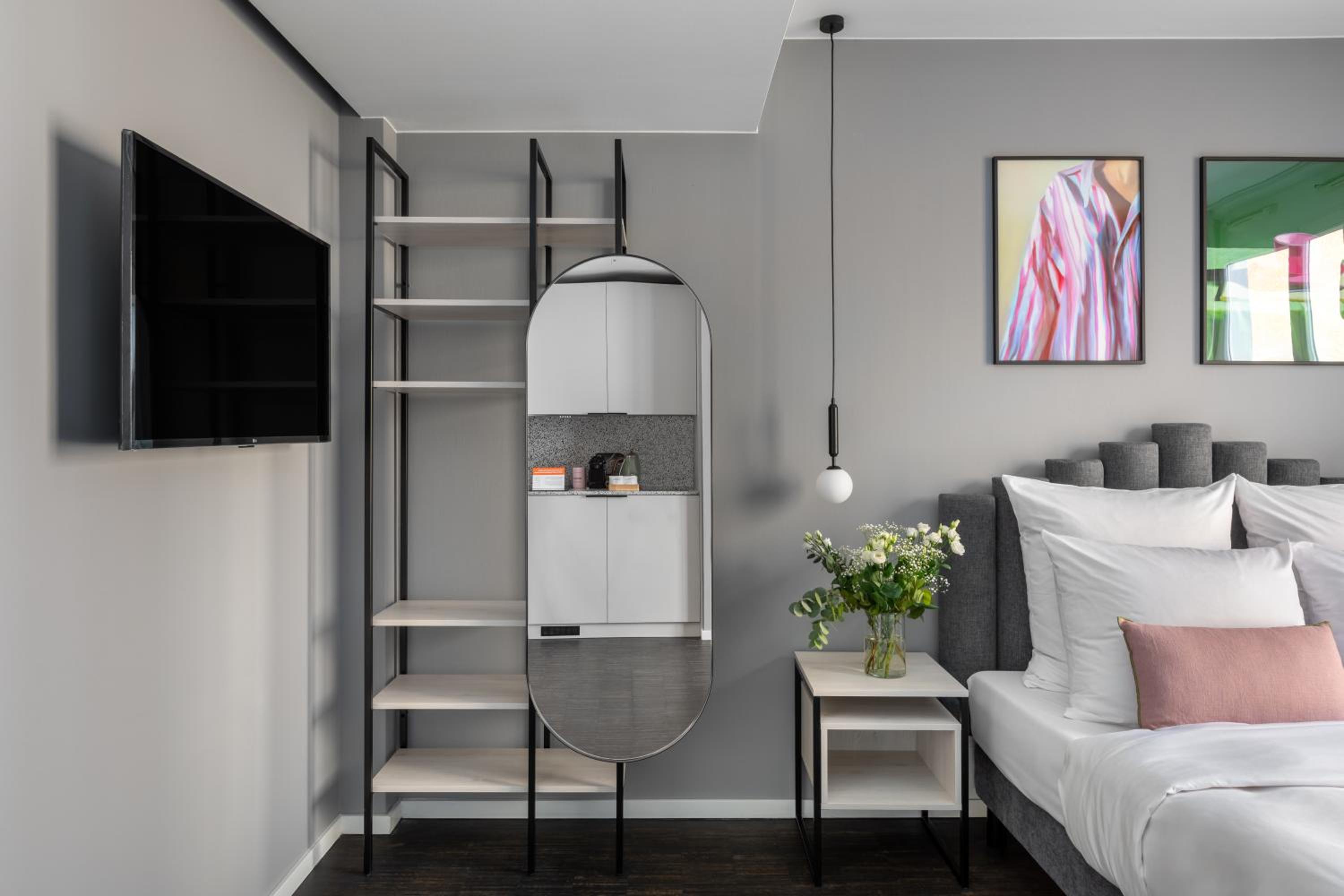 Medium Studio with Kitchenette photo 3