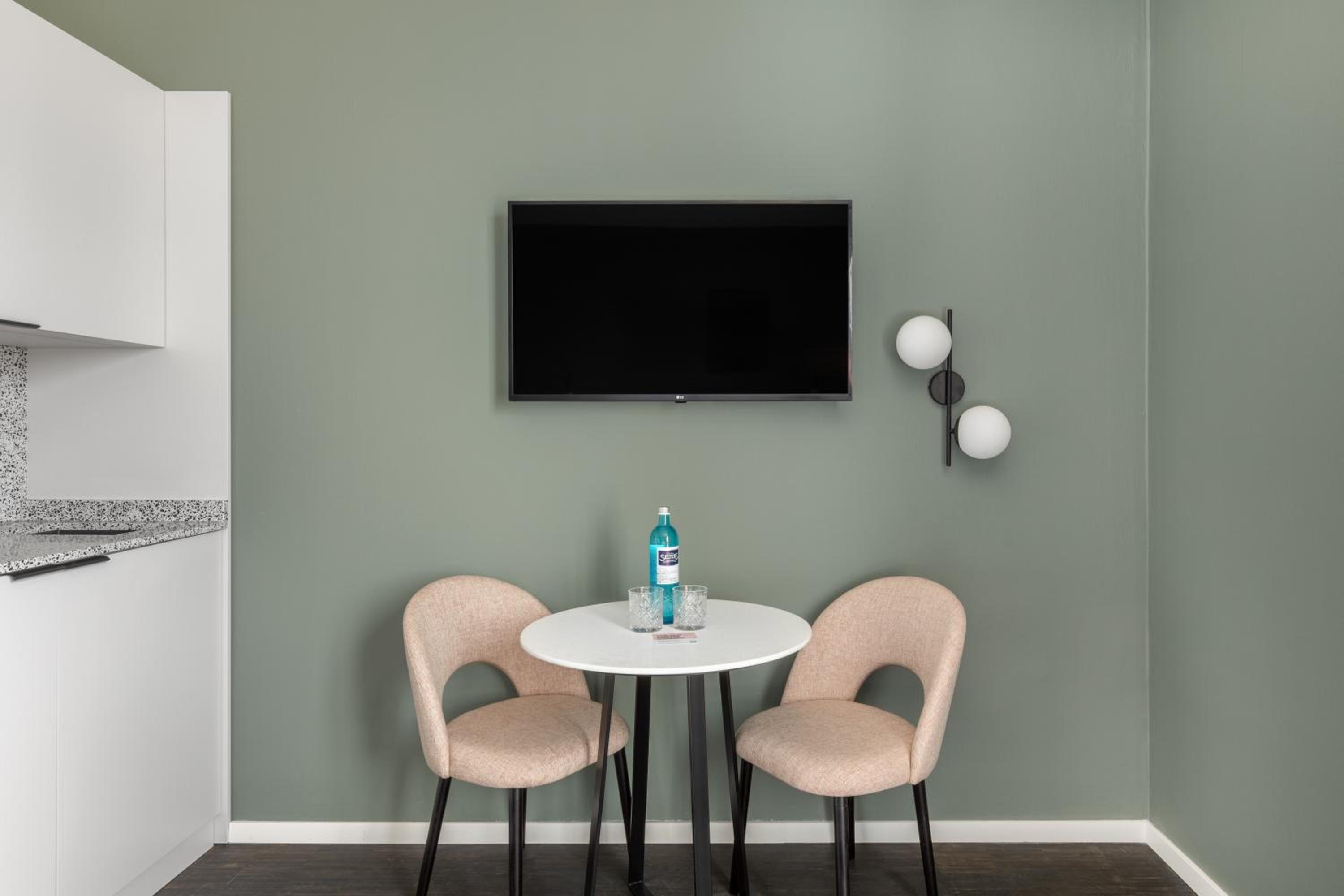 Large Studio with Kitchenette and Balcony photo 2