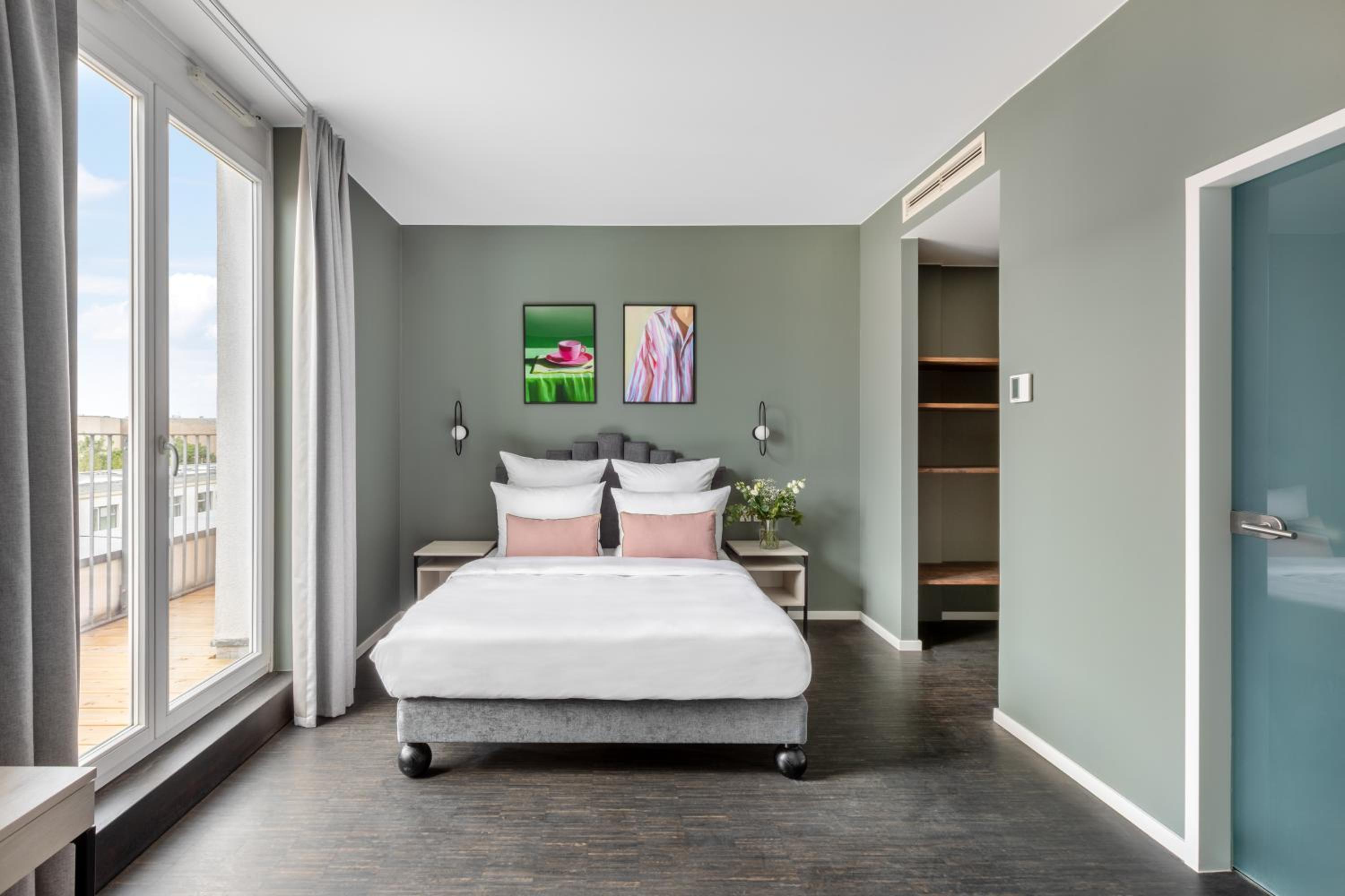 Large Studio with Kitchenette and Balcony photo 1