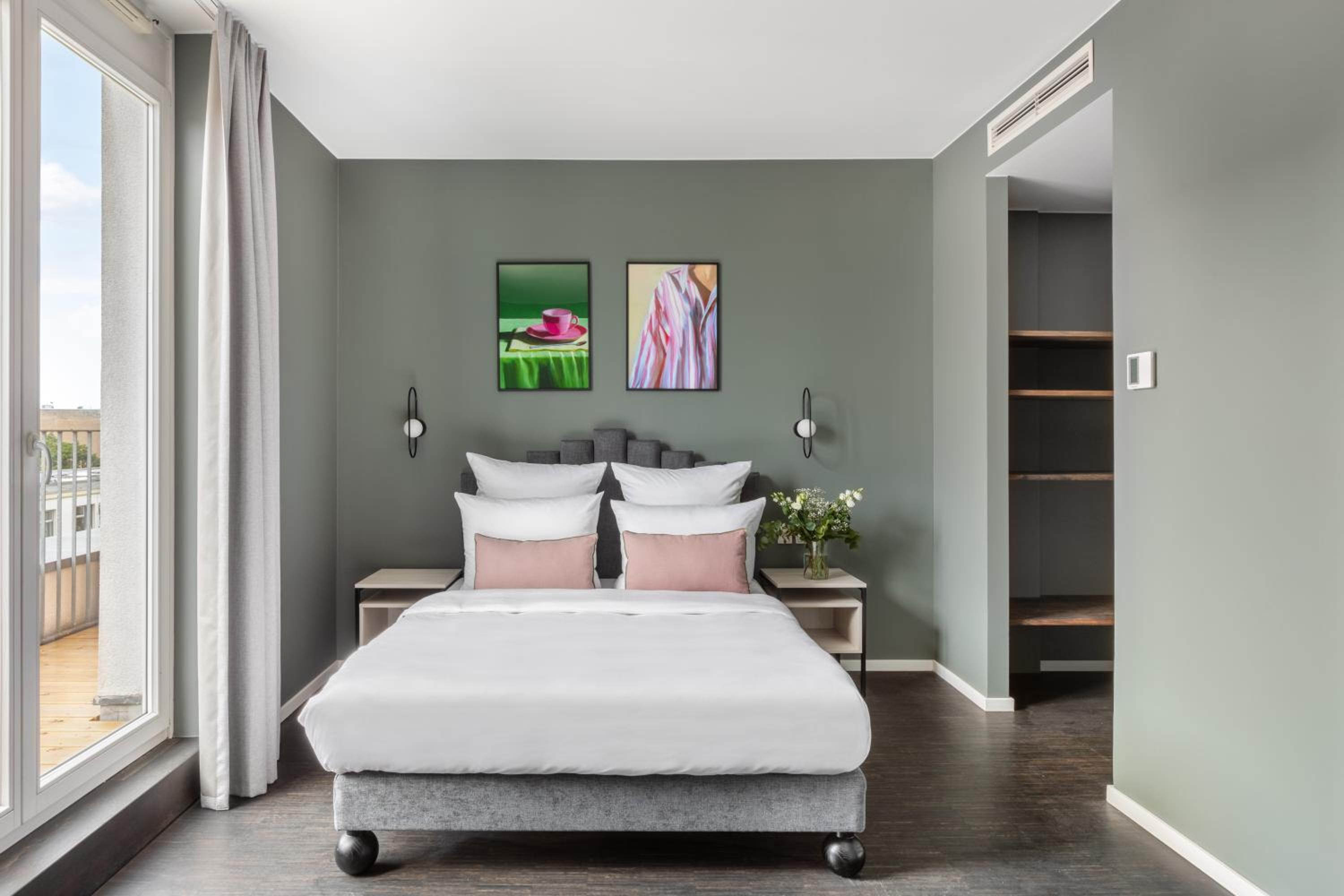 Large Studio with Kitchenette and Balcony photo 3