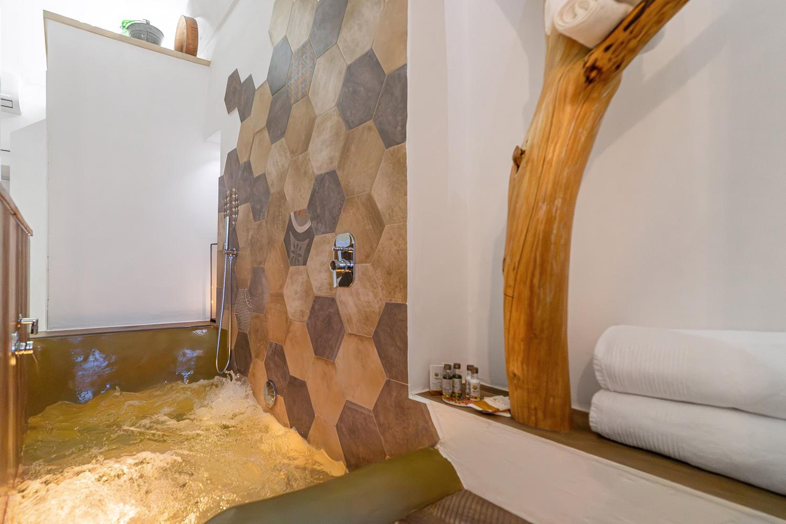 Queen Room with Spa Bath photo 3