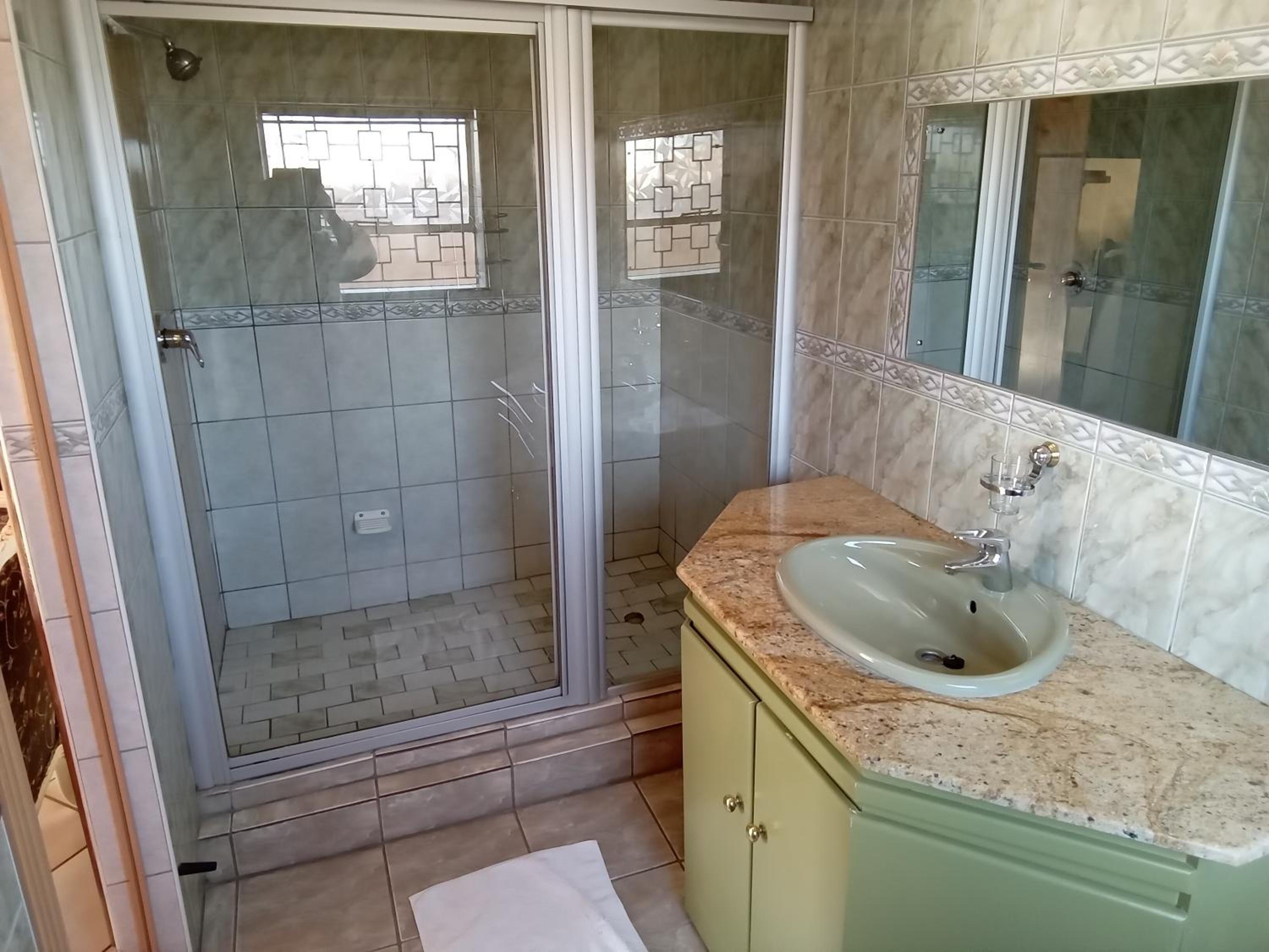 Queen Suite - Photo 4
