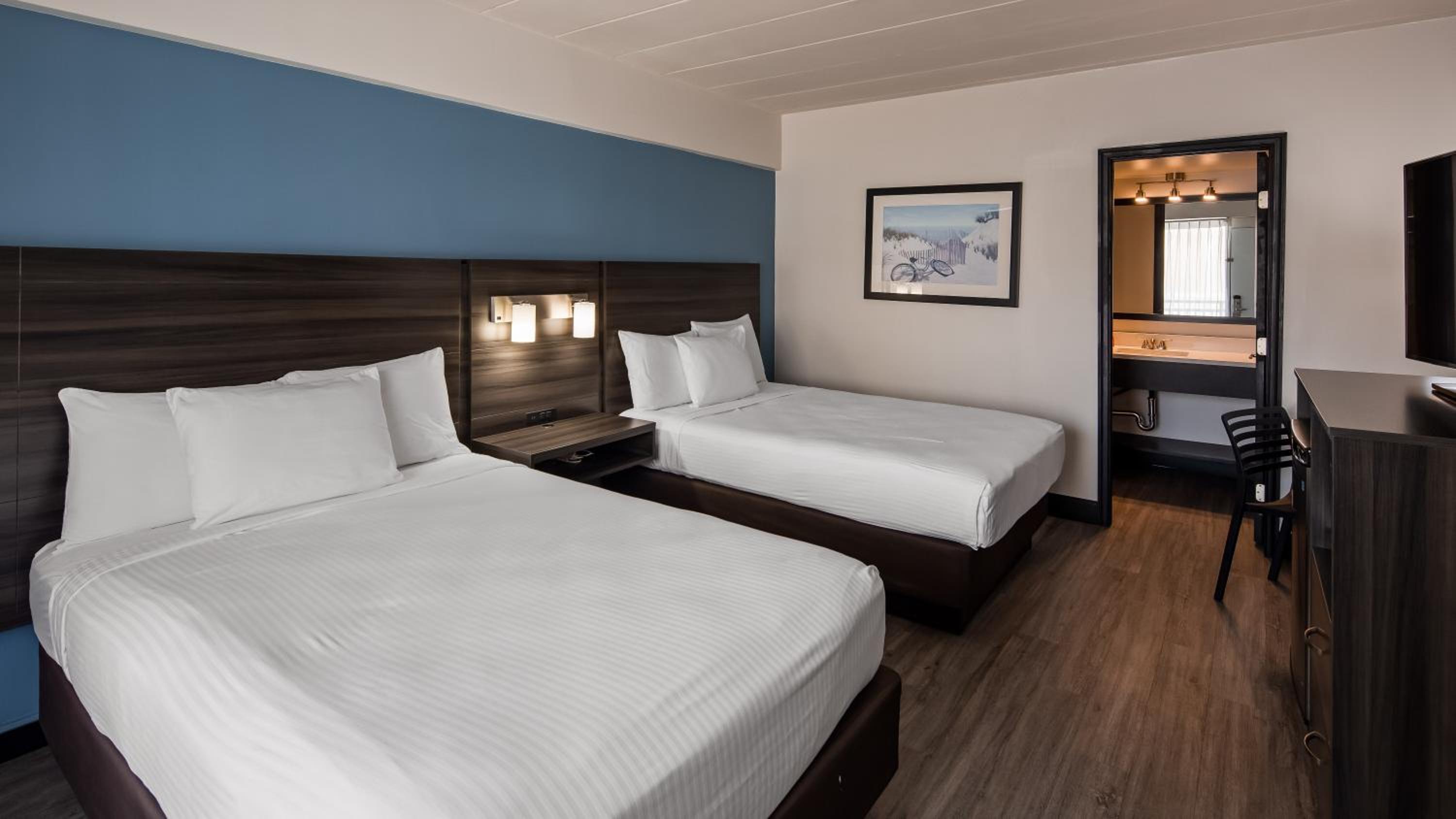 Room with Two Double Beds - Photo 2