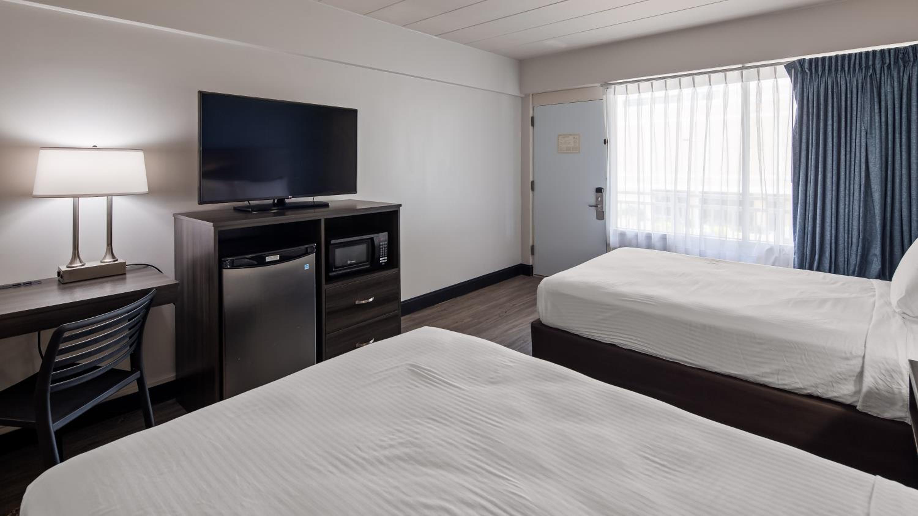 Room with Two Double Beds - Photo 5