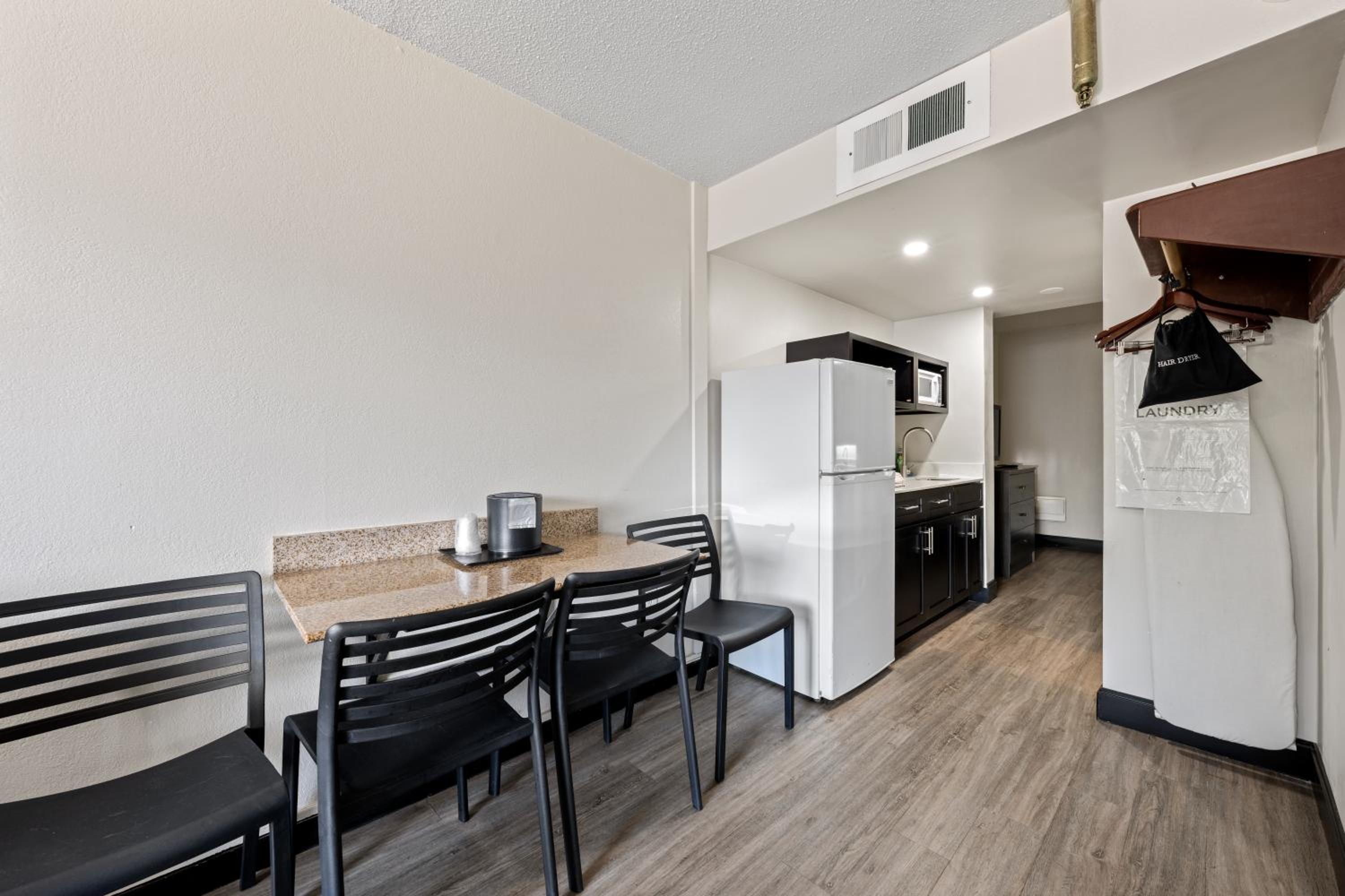 Suite with Two Double Beds - Photo 8