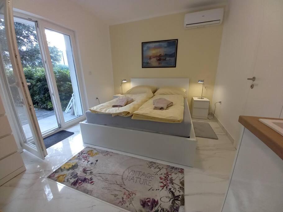 Studio Apartment photo 1
