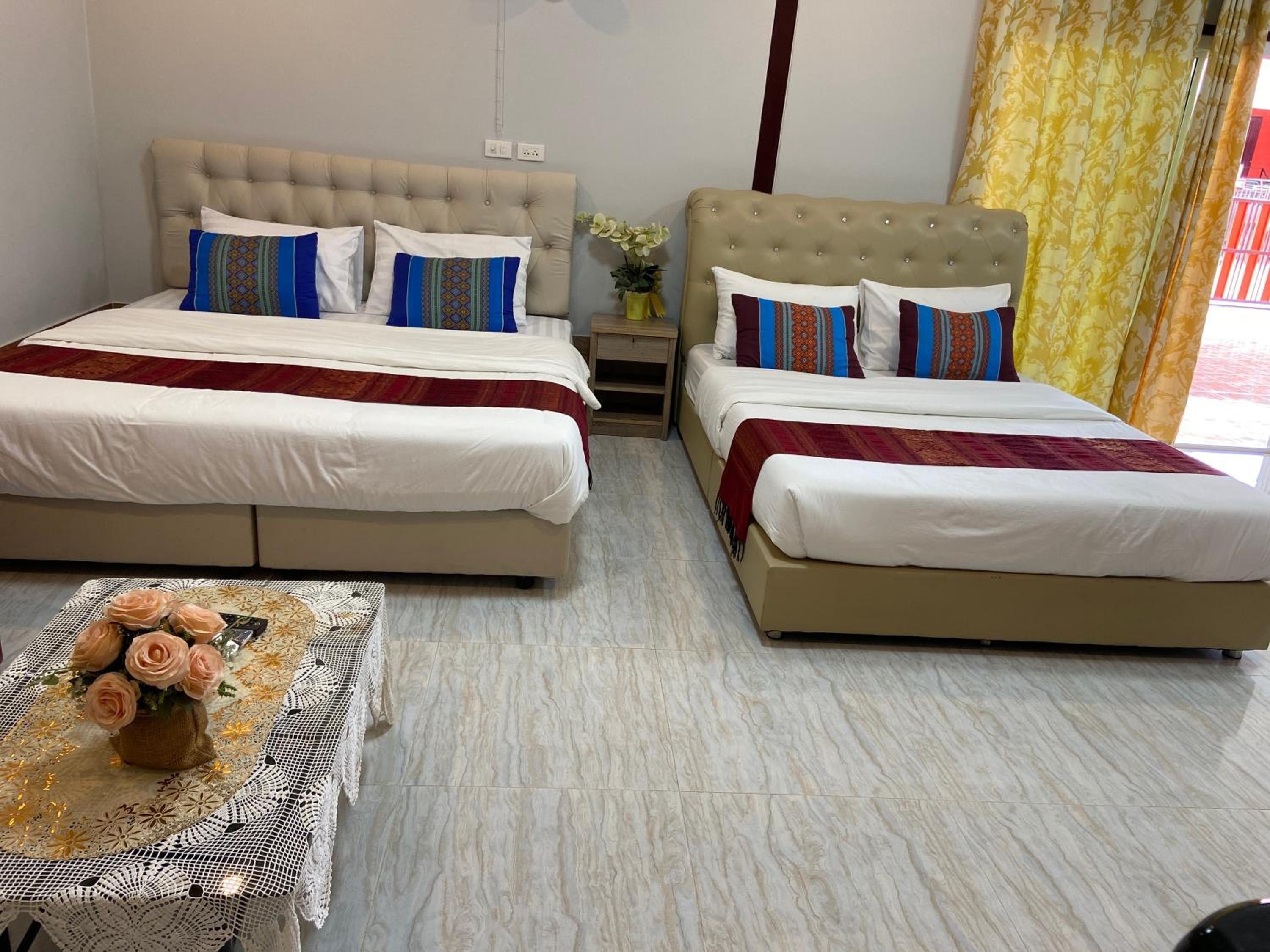Quadruple Room with Bathroom - Photo 1